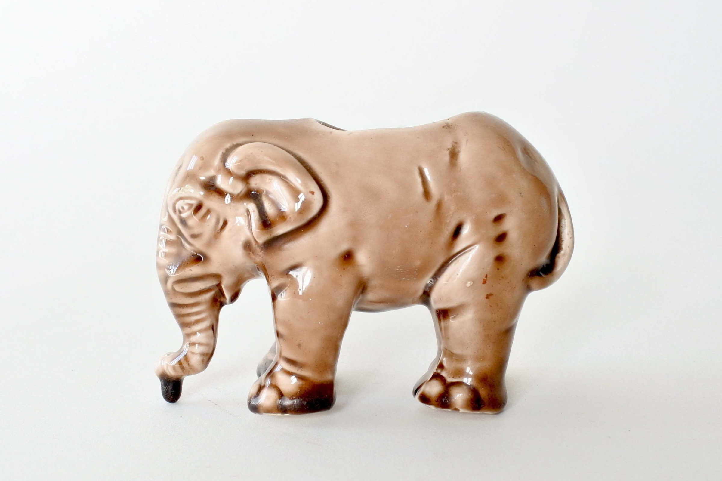 Jardinière Massier in ceramica barbotine a forma di elefante marrone-2