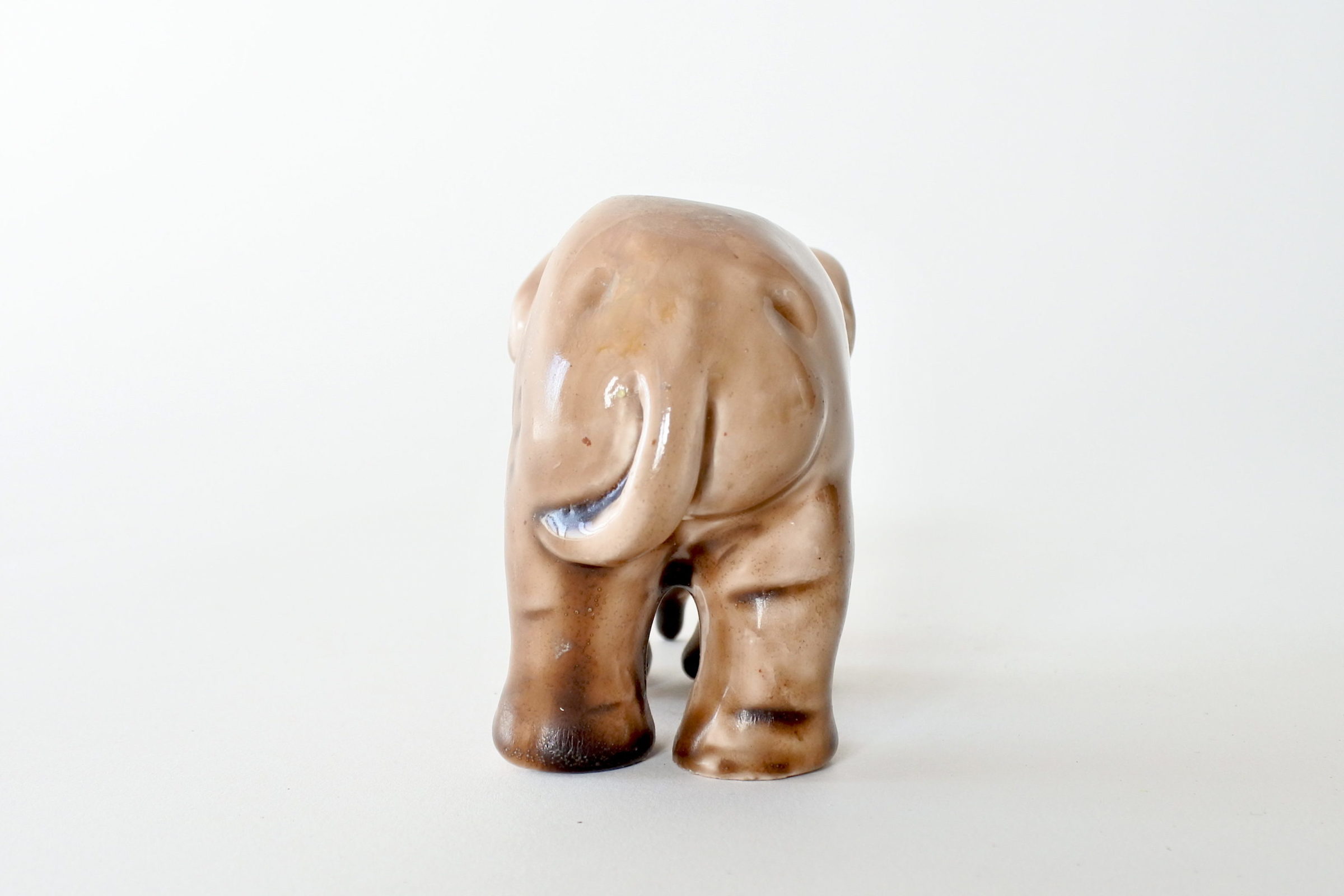 Jardinière Massier in ceramica barbotine a forma di elefante marrone-3