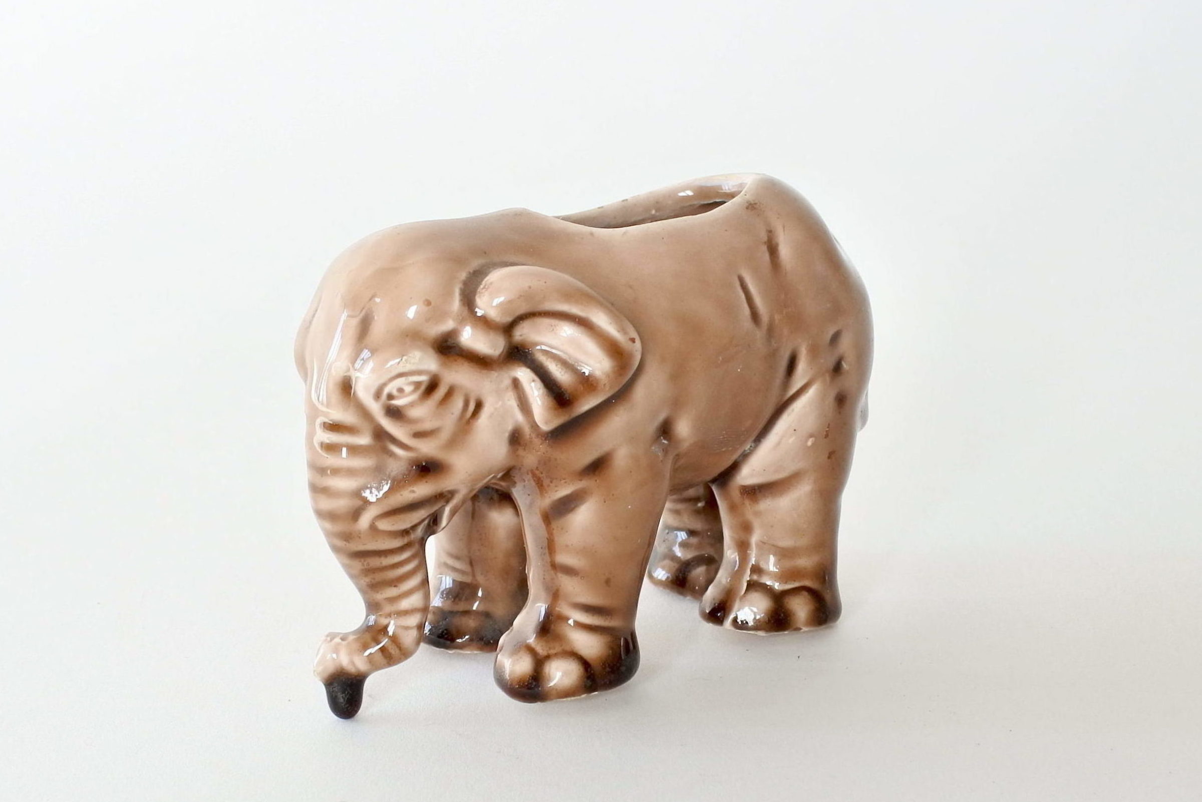 Jardinière Massier in ceramica barbotine a forma di elefante marrone