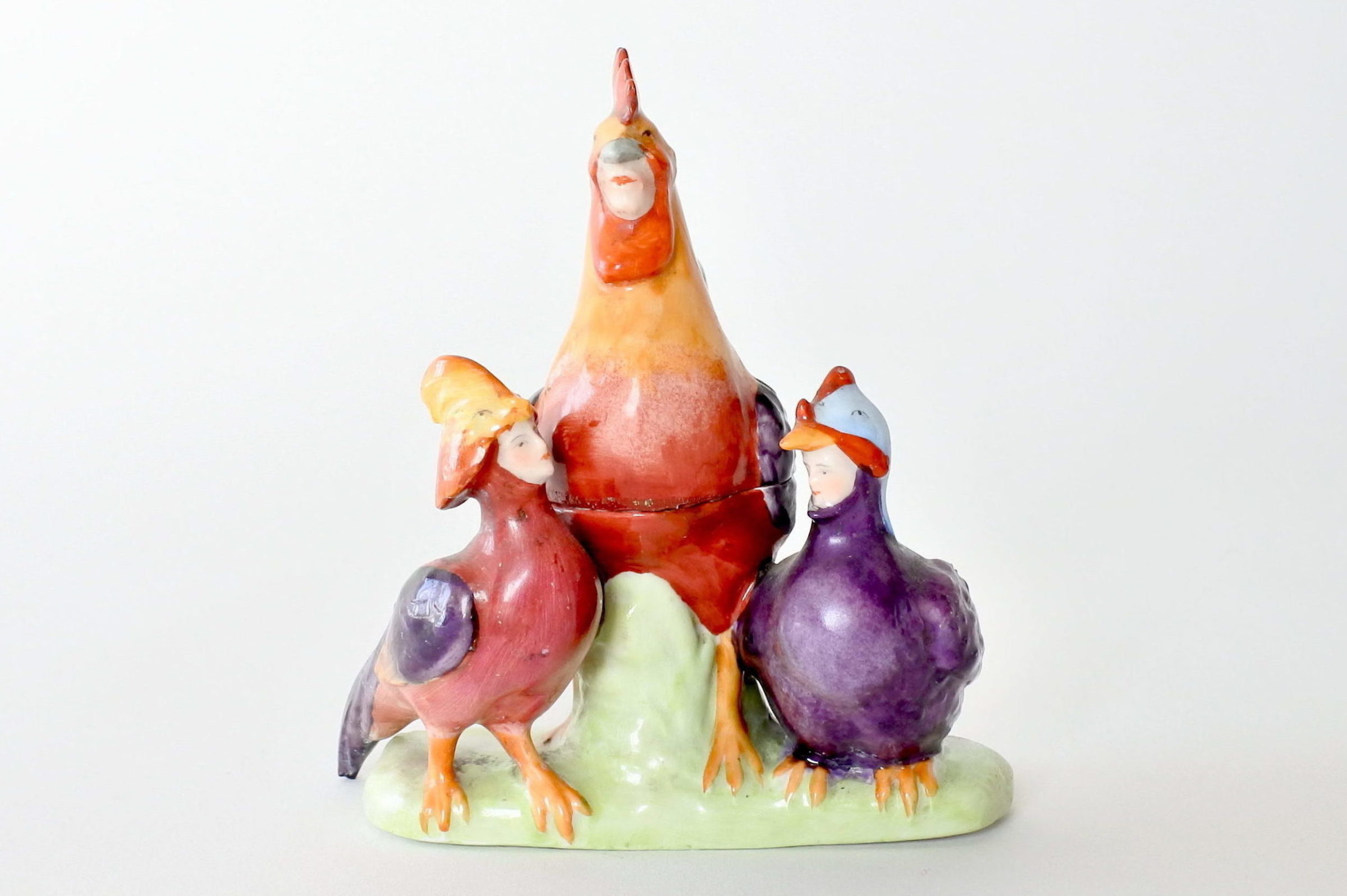 Portasale con senapiera in porcellana a forma di galli umanizzati