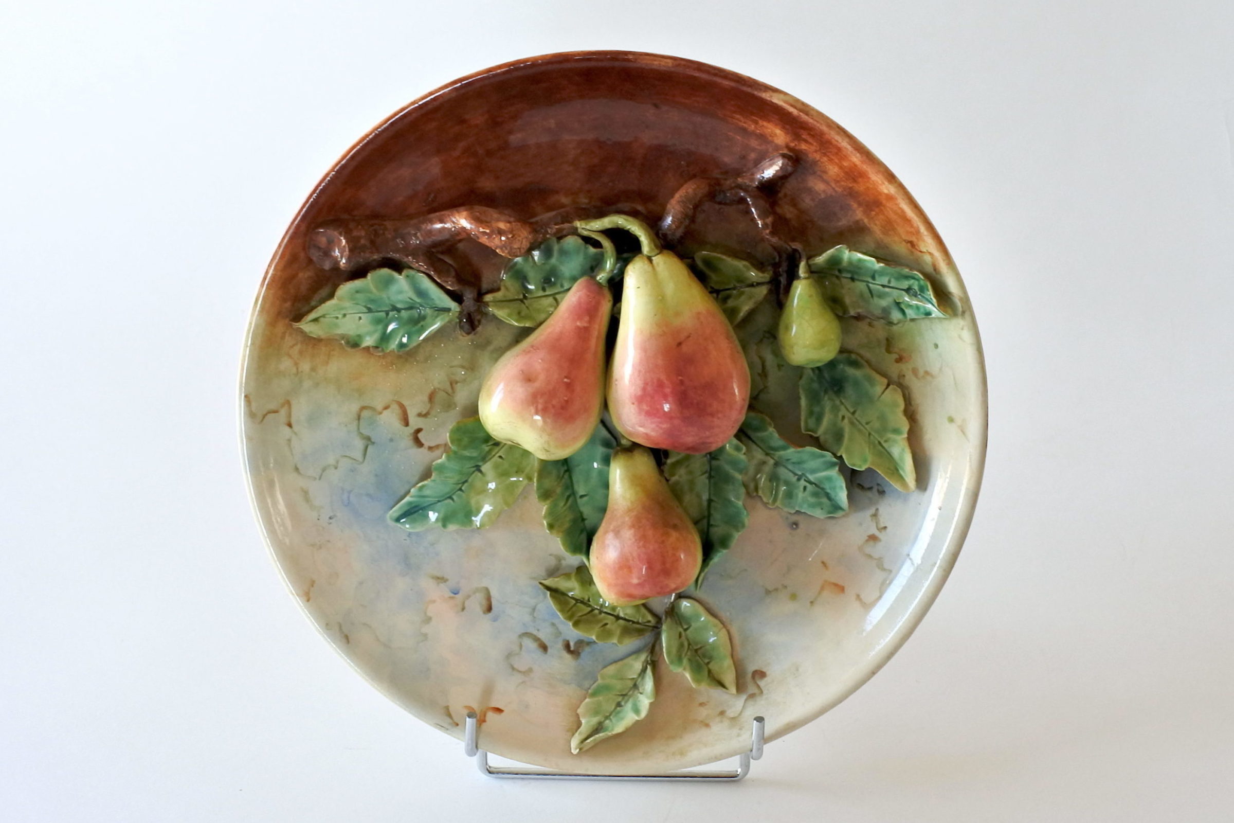 Piatto in ceramica barbotine con ramo di pere e foglie in rilievo - 2