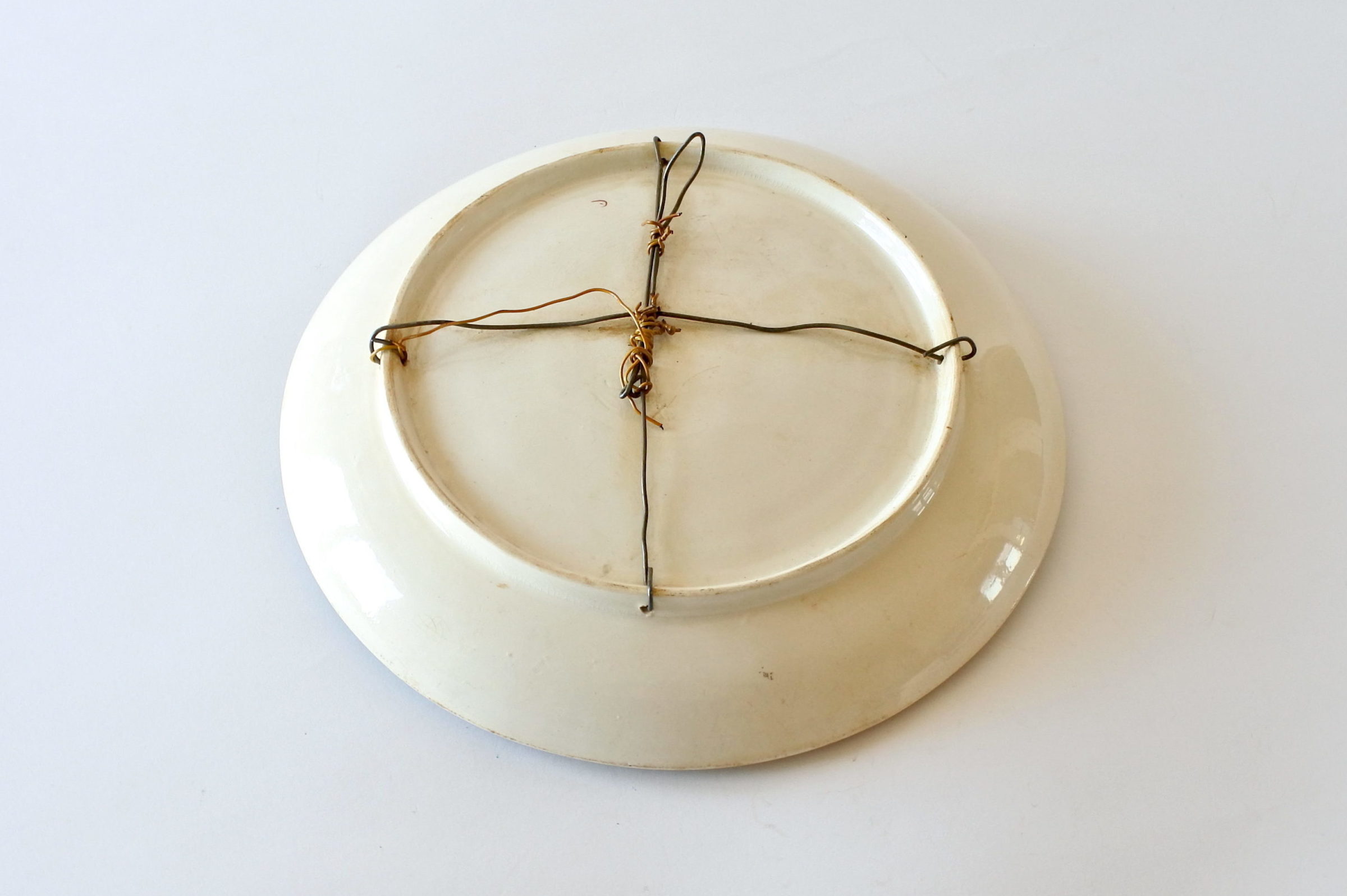 Piatto in ceramica barbotine con ramo di pere e foglie in rilievo - 4