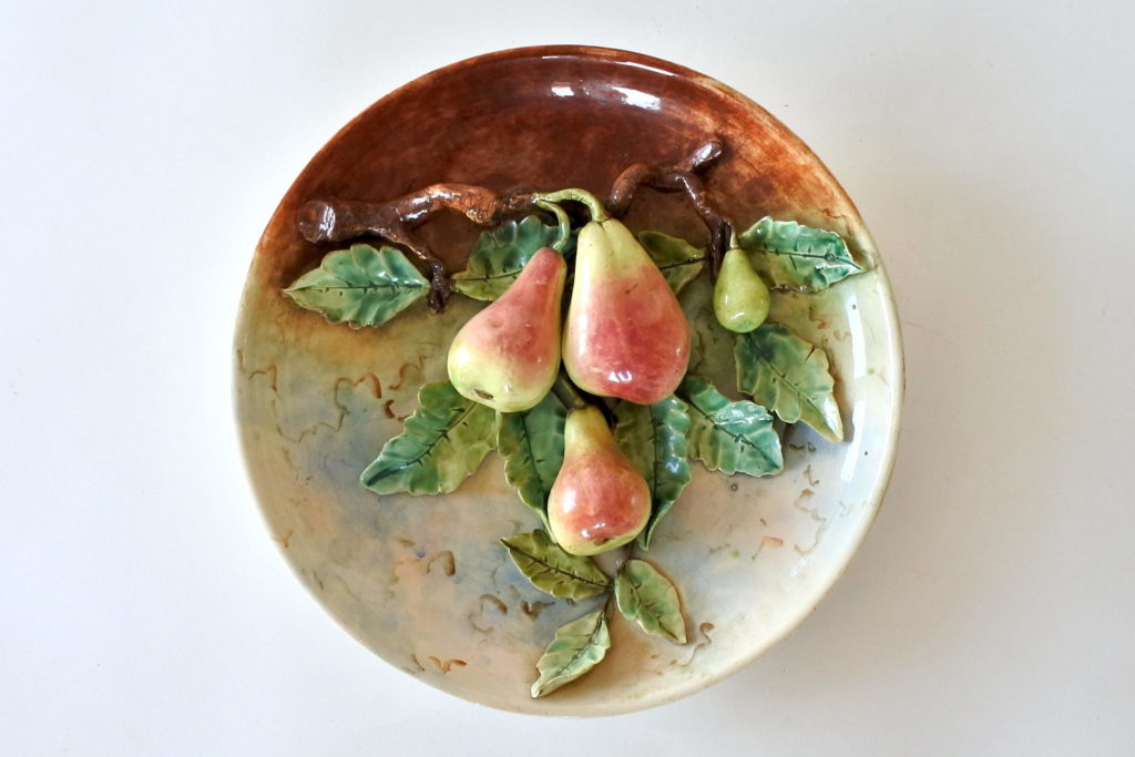 Piatto in ceramica barbotine con ramo di pere e foglie in rilievo