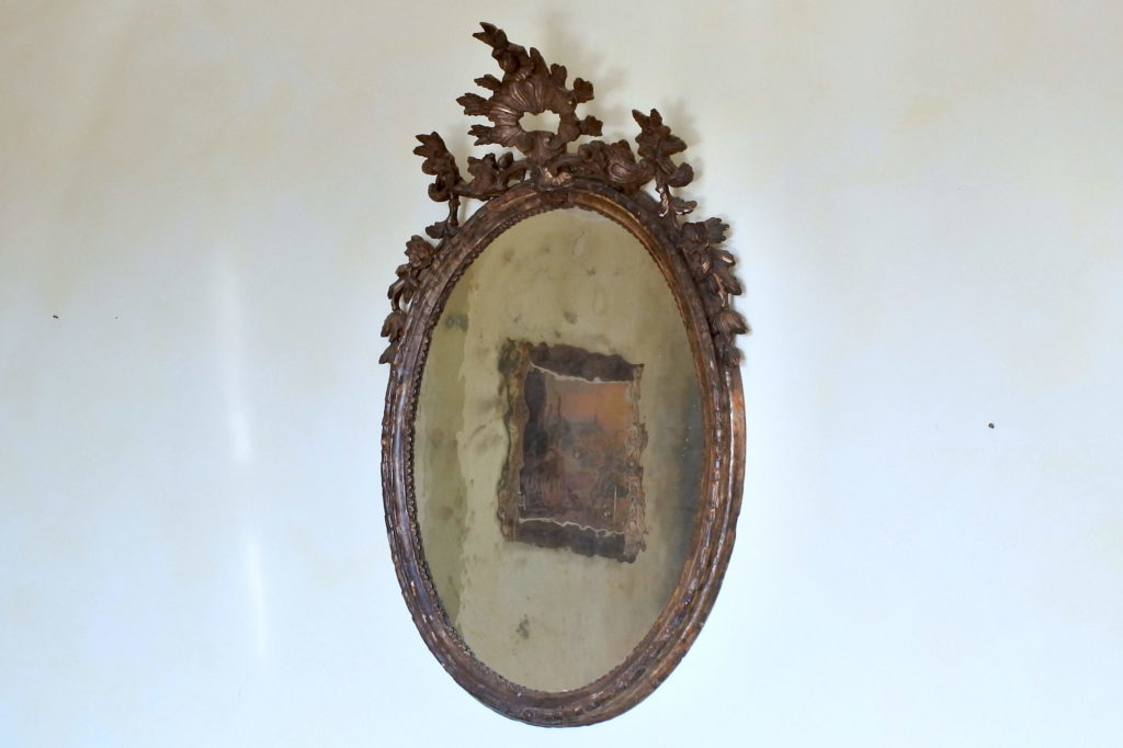 Specchiera antica in legno scolpito dorato a mecca con specchio coevo