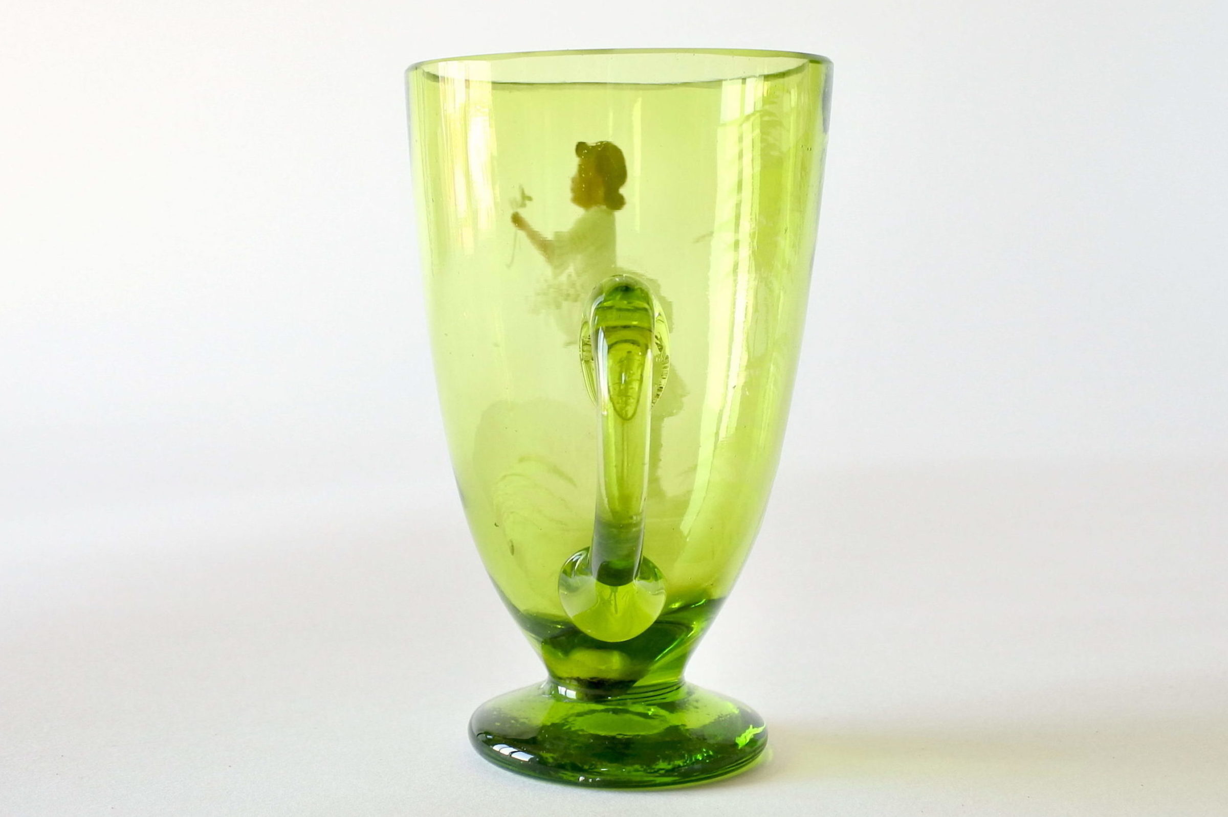 Bicchiere antico Mary Gregory in vetro verde soffiato con manico - 3