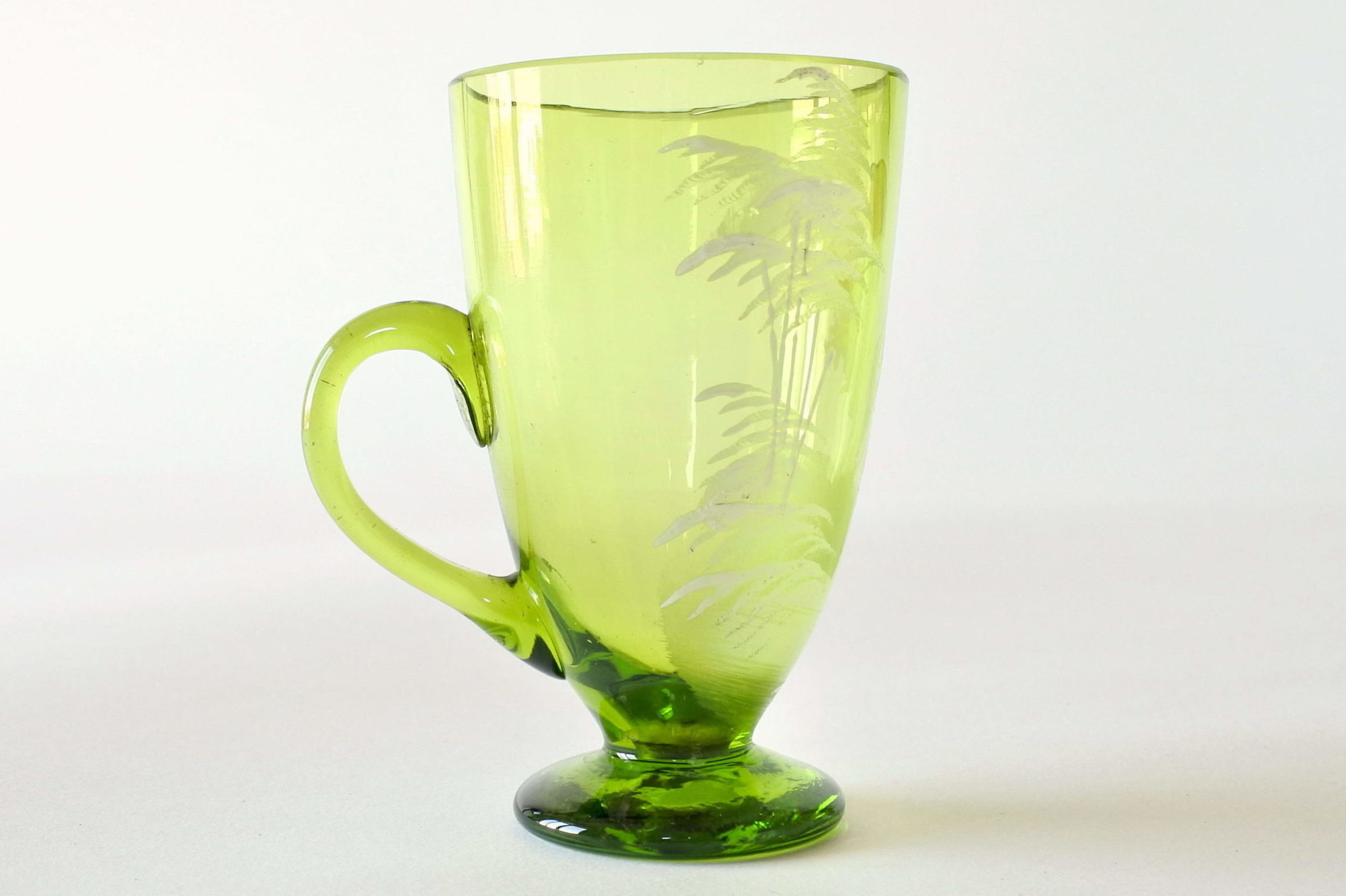 Bicchiere antico Mary Gregory in vetro verde soffiato con manico - 4