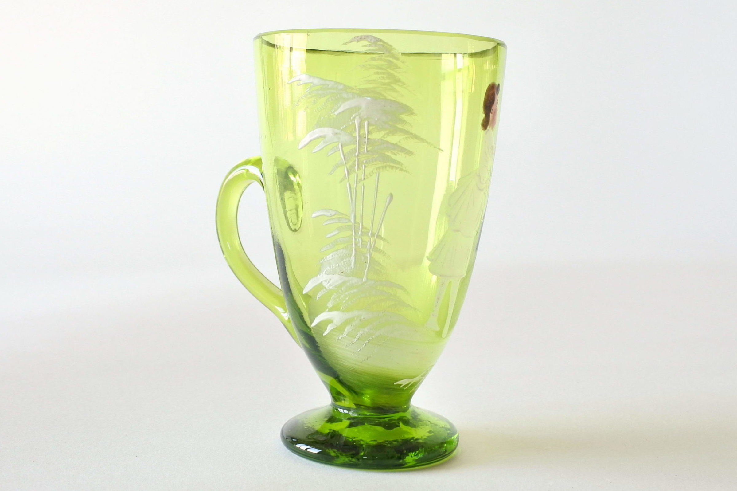 Bicchiere antico Mary Gregory in vetro verde soffiato con manico - 5