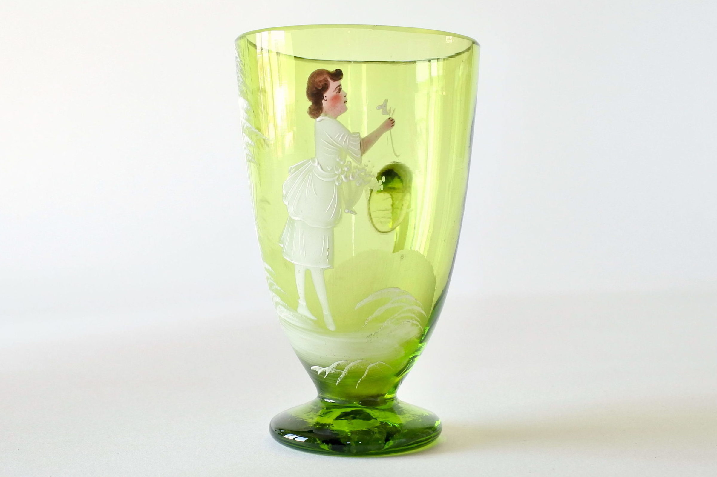 Bicchiere antico Mary Gregory in vetro verde soffiato con manico