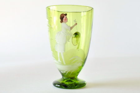 Bicchiere antico Mary Gregory in vetro verde soffiato con manico