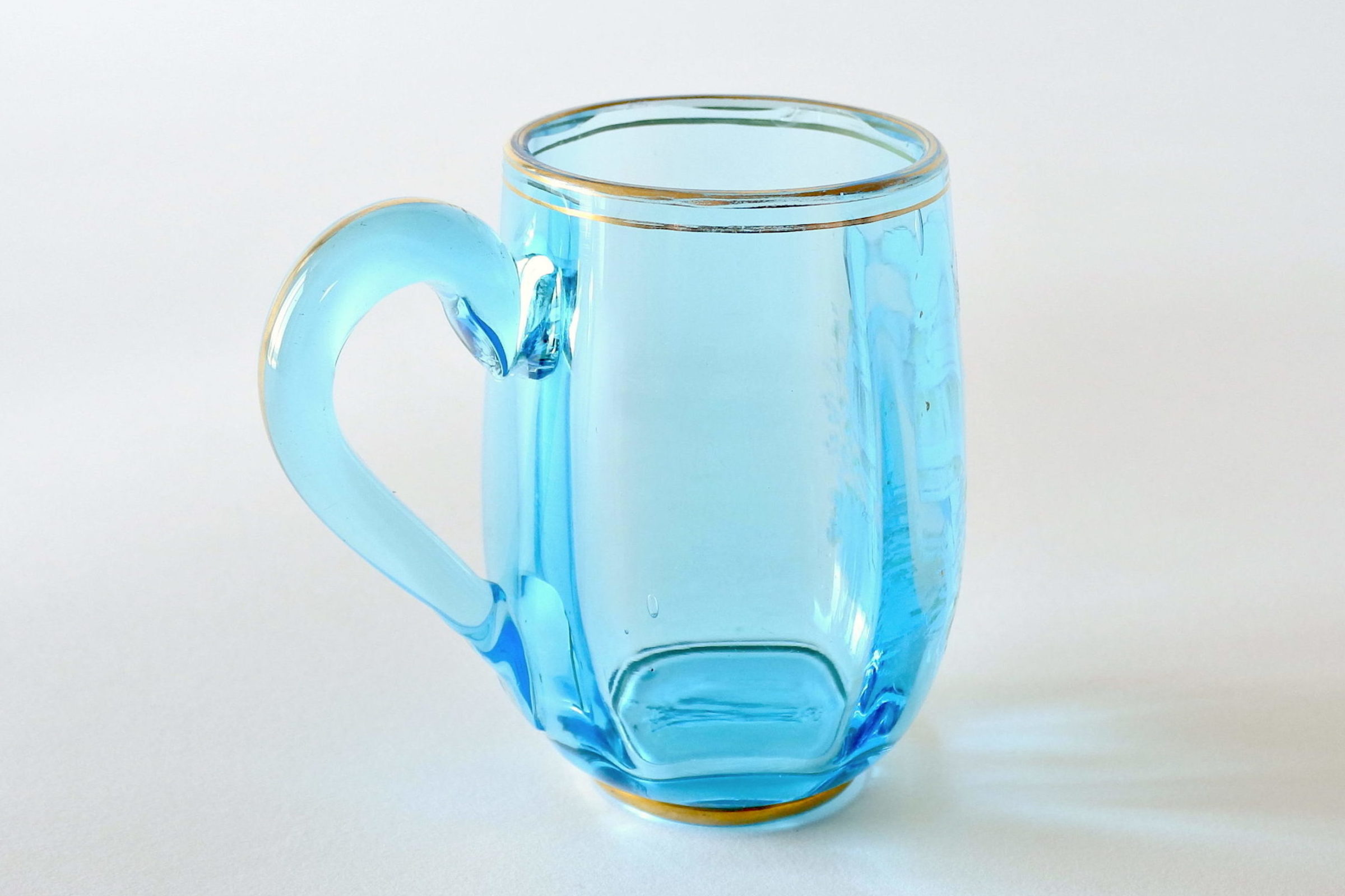 Bicchiere antico in vetro soffiato blu con manico e decoro a smalto - 3