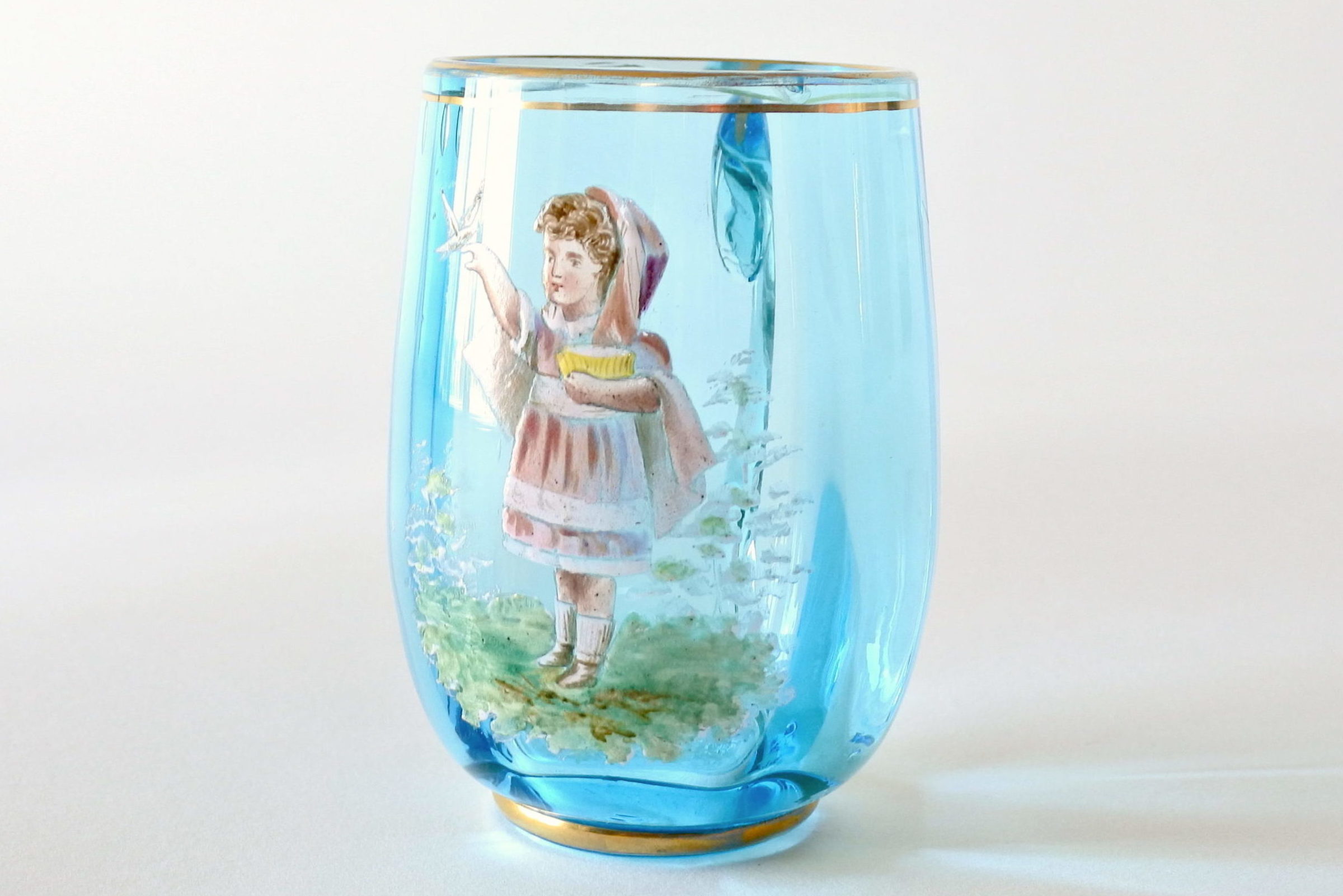 Bicchiere antico in vetro soffiato blu con manico e decoro a smalto