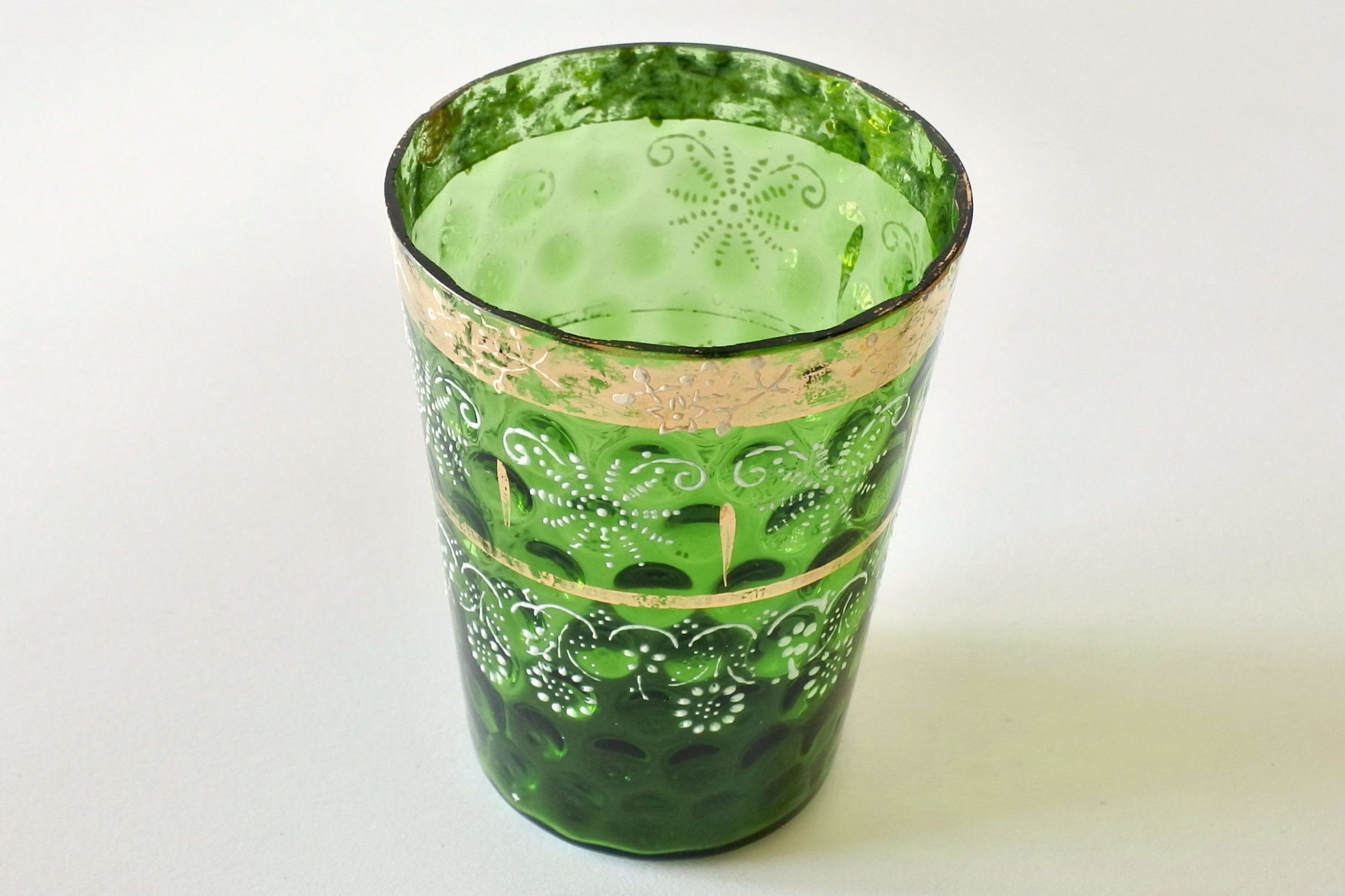Bicchiere in vetro verde soffiato con lavorazione a bolle e bordi dorati - 2