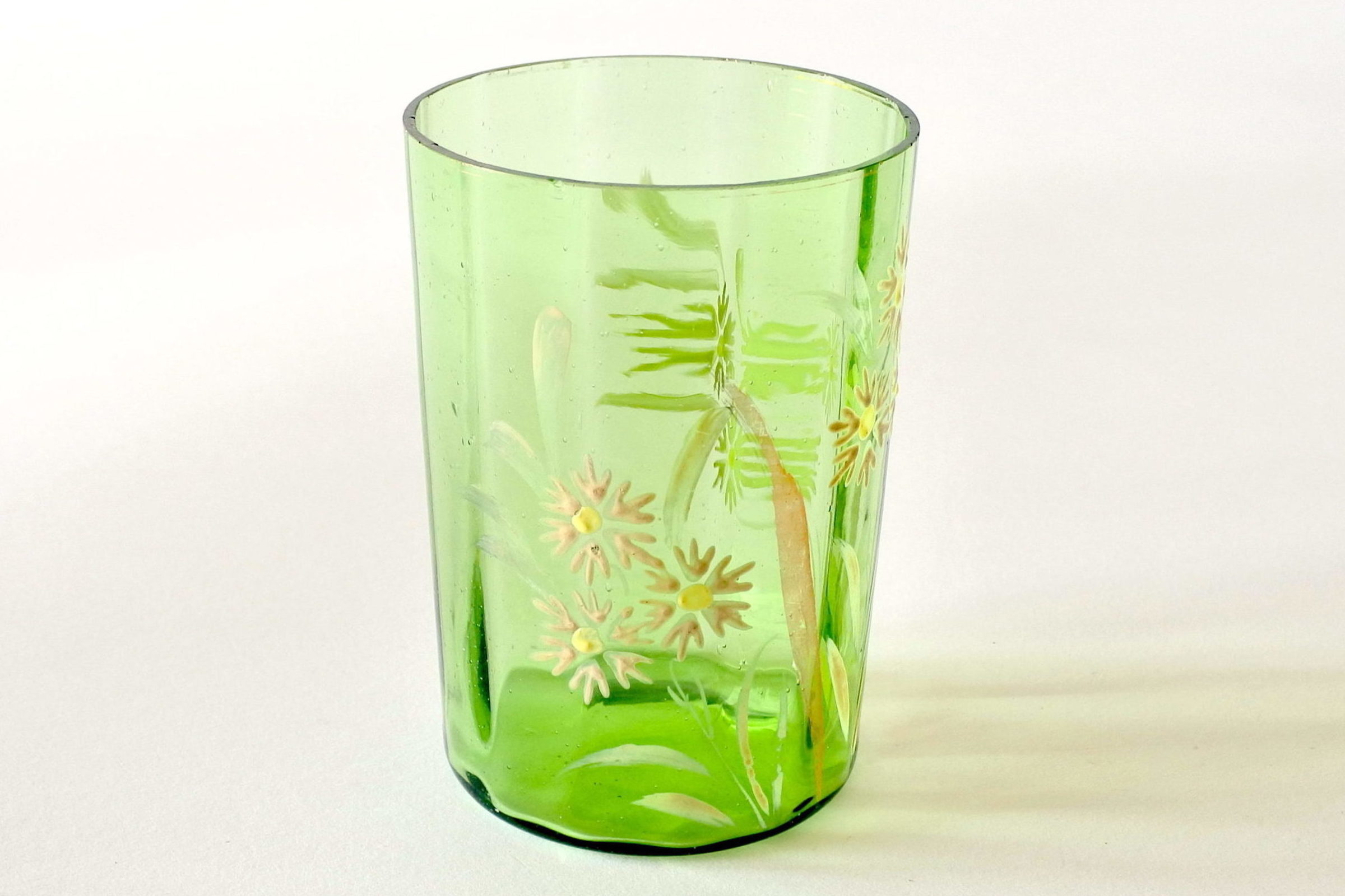 Bicchiere in vetro verde soffiato decorato a smalto - 2