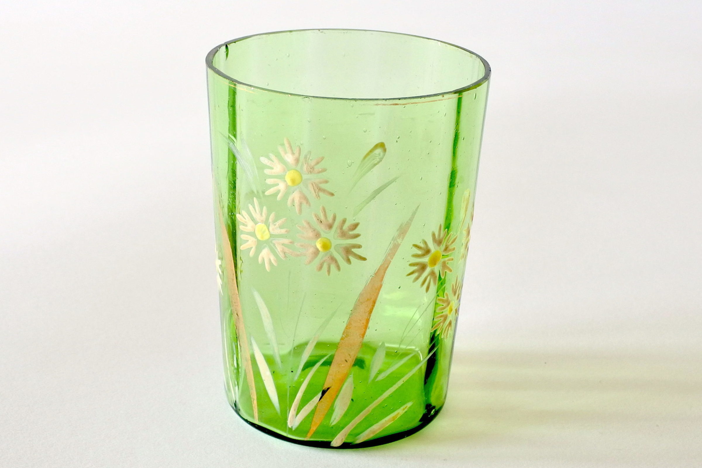 Bicchiere in vetro verde soffiato decorato a smalto