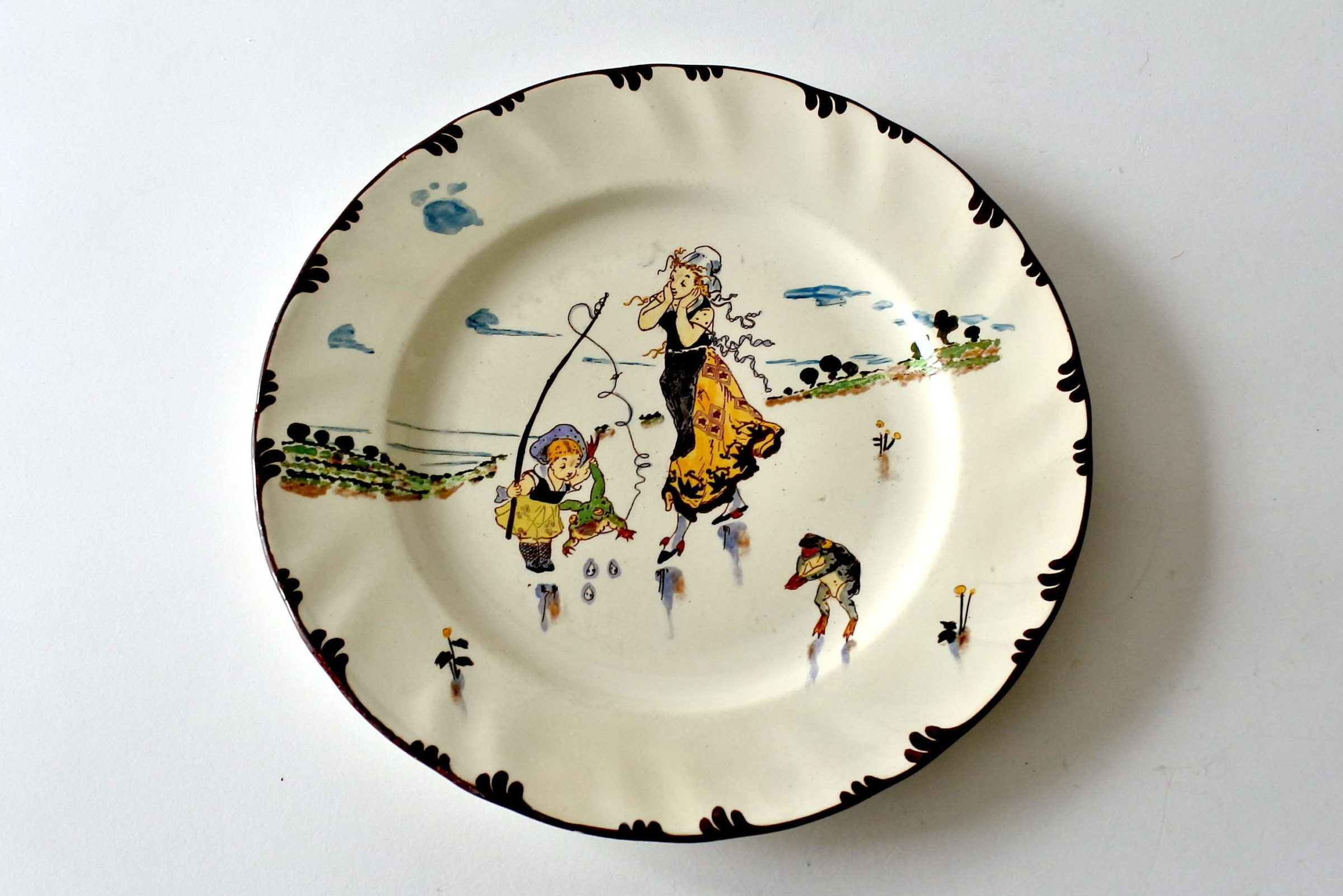 Piatto Creil Montereau in ceramica decorato con rane e figure femminili