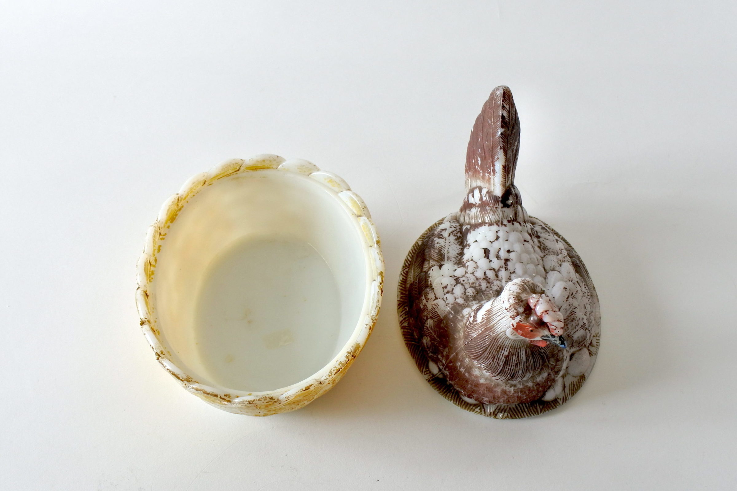 Scatola centrotavola in vetro opaline con gallina su cestino - 5