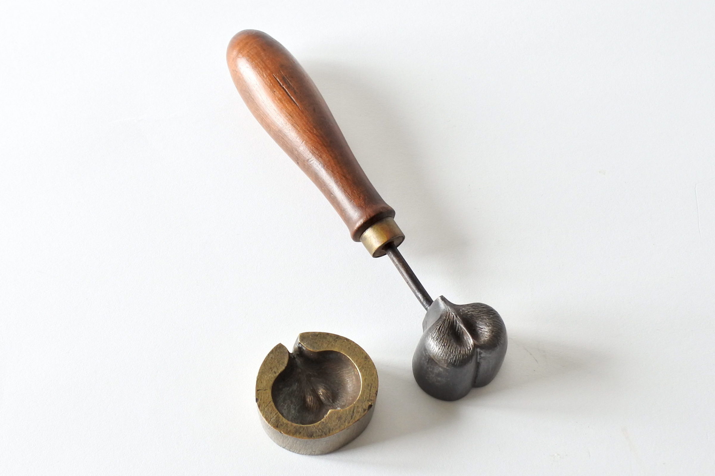 Stampo in ferro e bronzo a forma di castagna per applicazioni in stoffa o lamierino