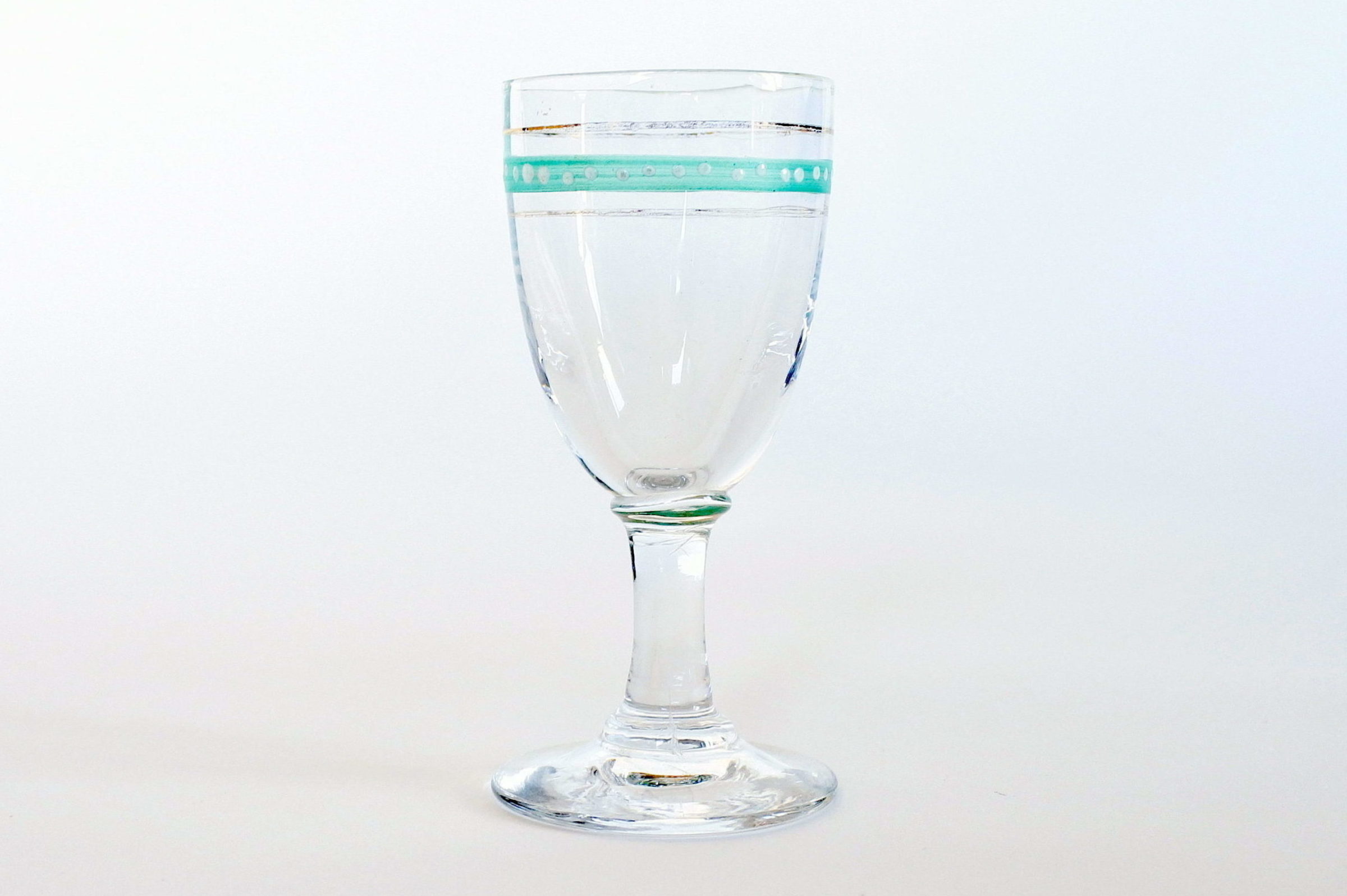 Bicchierino da liquore a calice in vetro soffiato con fascia turchese e smalti