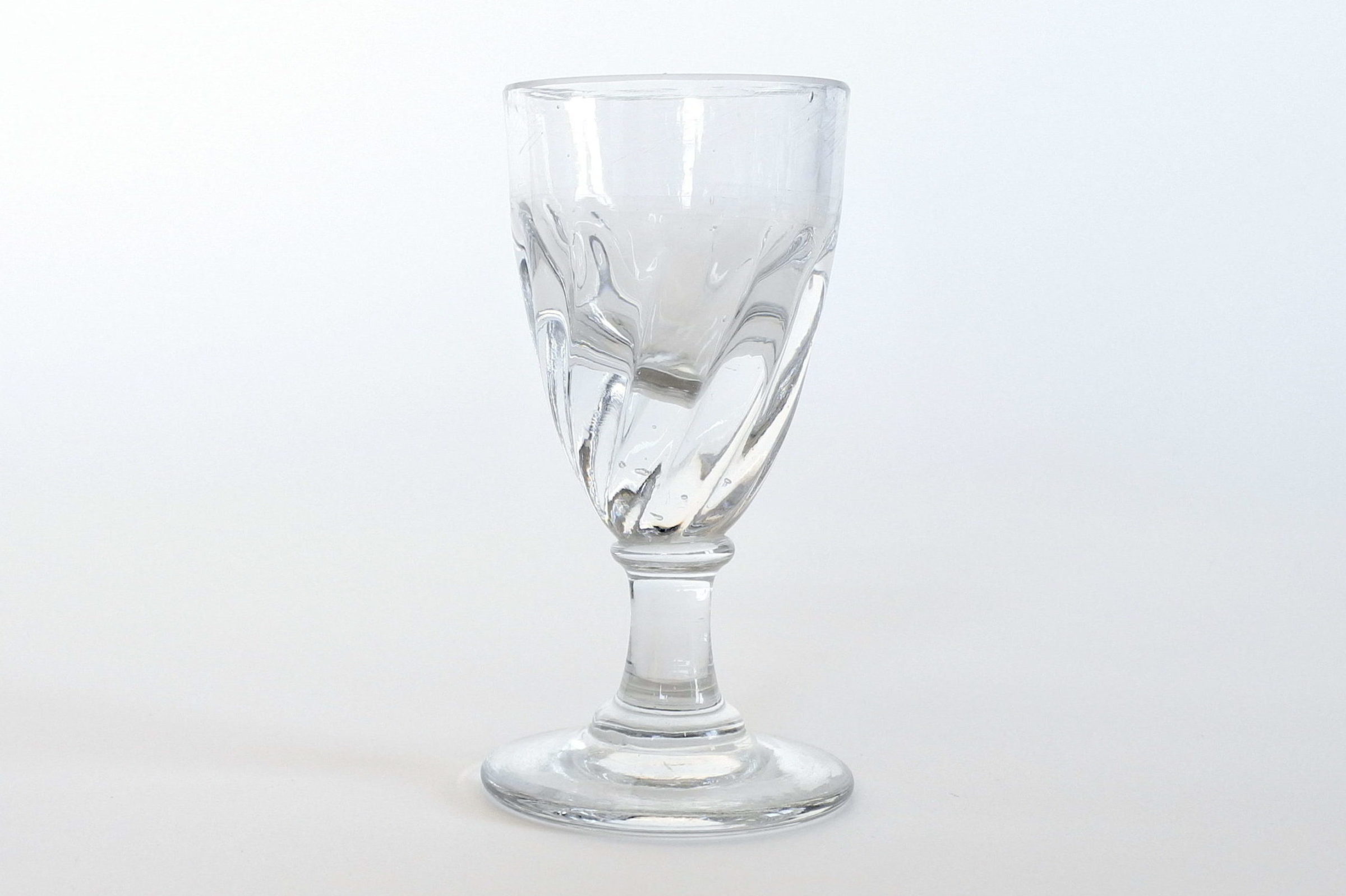 Bicchierino da liquore a calice in vetro soffiato spesso e trasparente