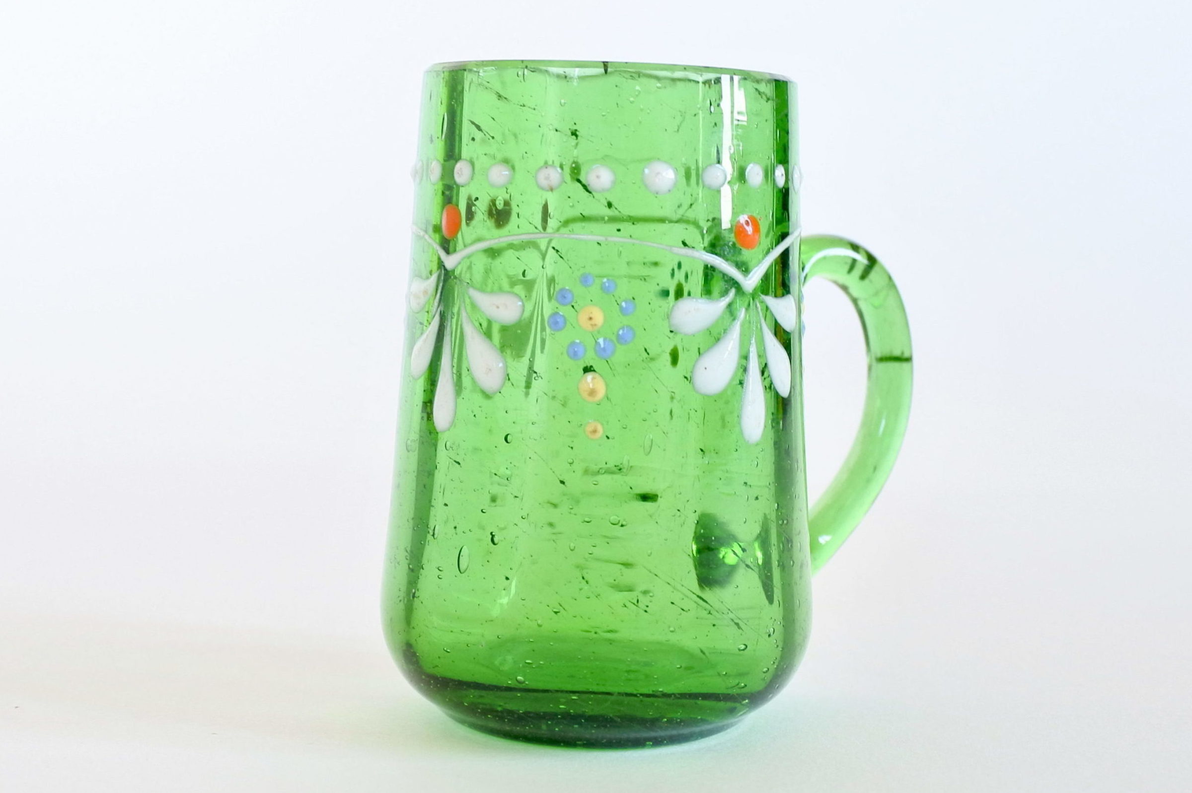 Bicchierino da liquore con manico in vetro soffiato verde decorato con smalti