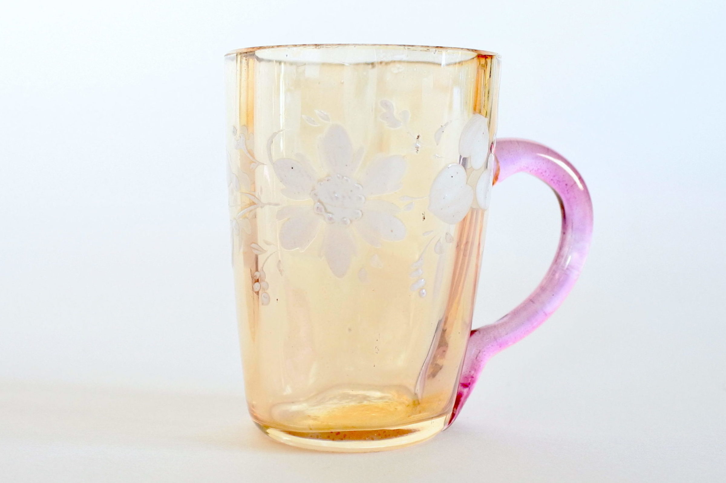 Bicchierino da liquore in vetro soffiato ambrato e manico lilla