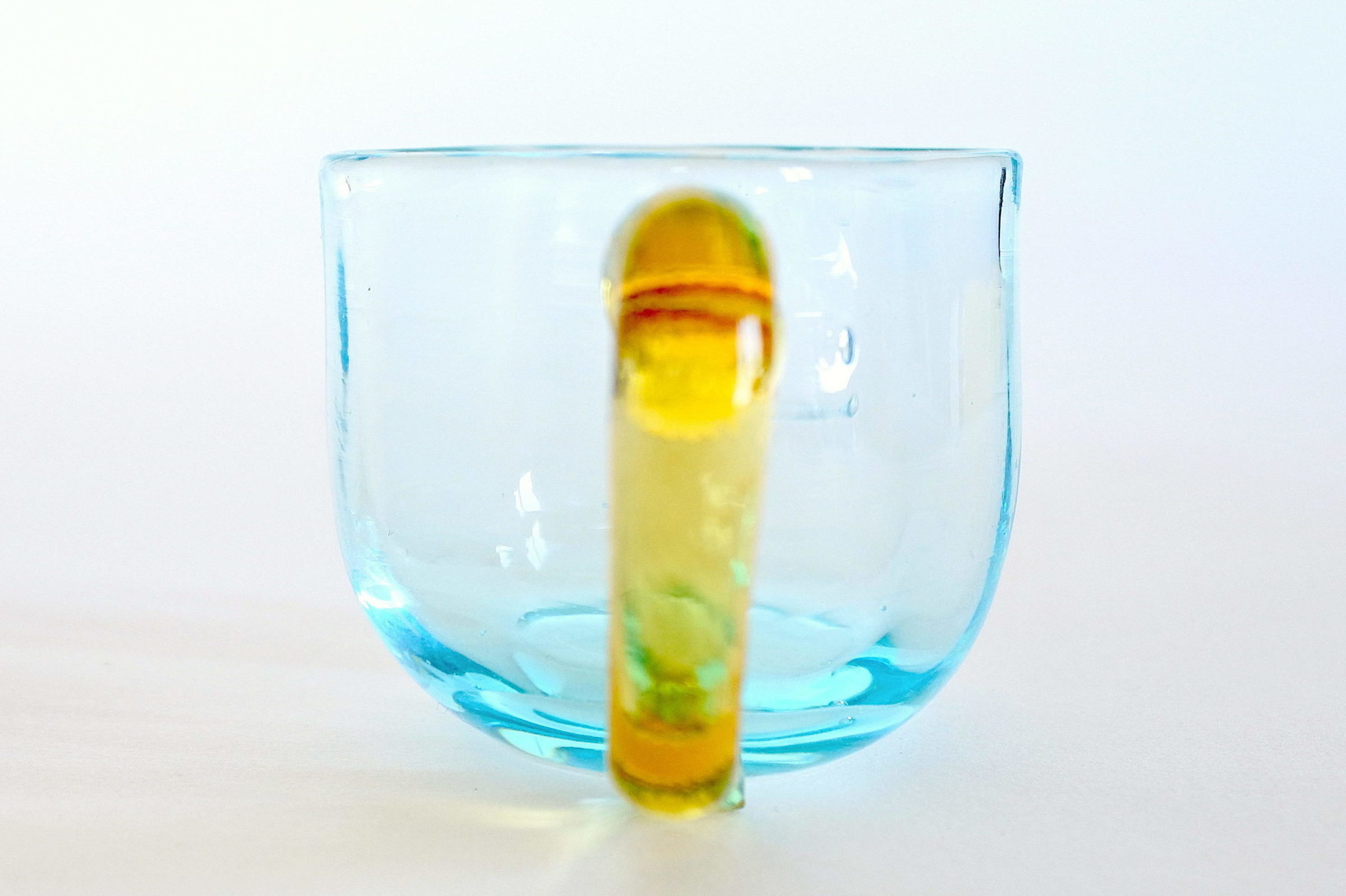 Bicchierino da liquore in vetro soffiato azzurro e manico giallo liscio - 2