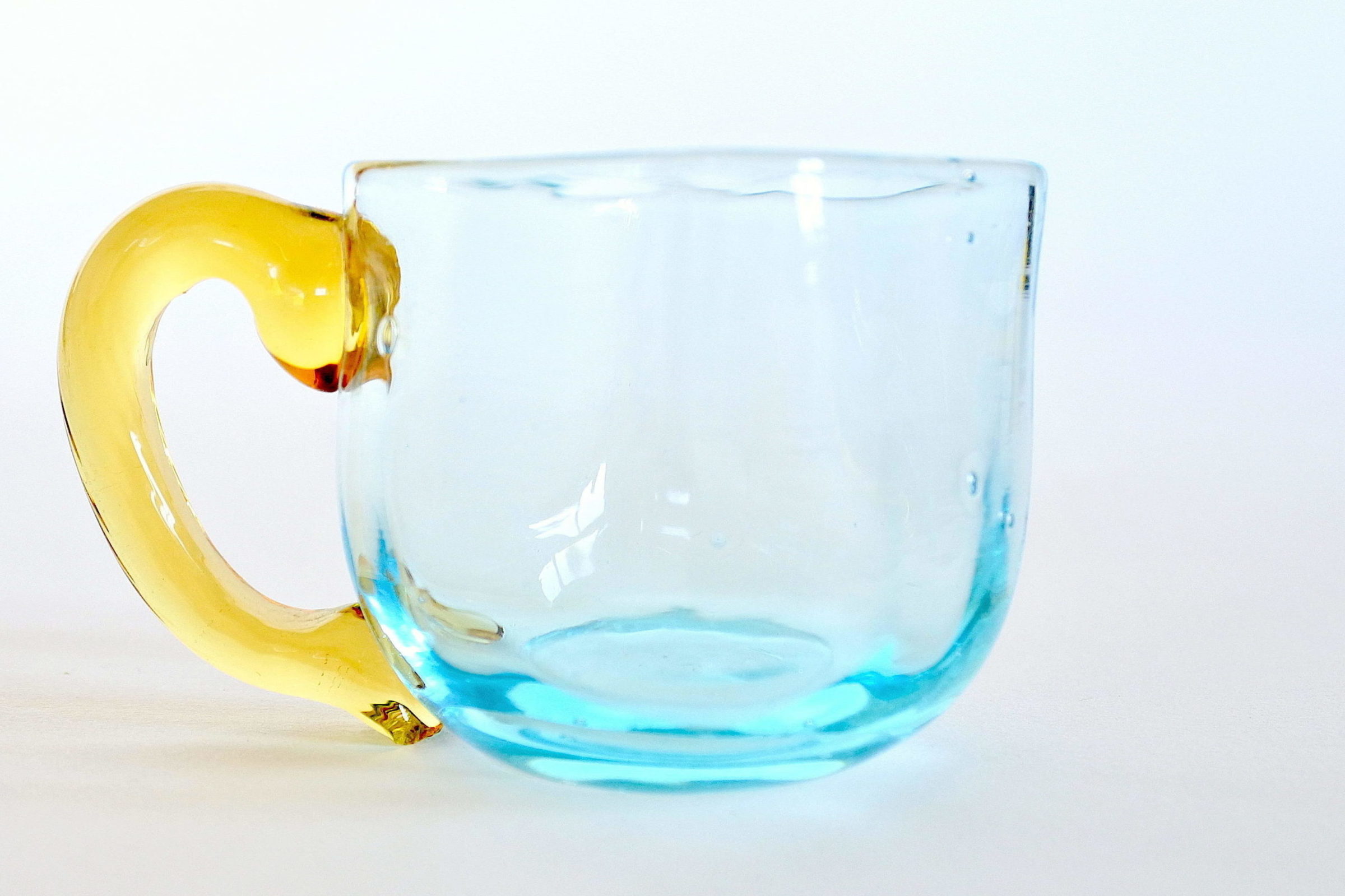 Bicchierino da liquore in vetro soffiato azzurro e manico giallo liscio - 3