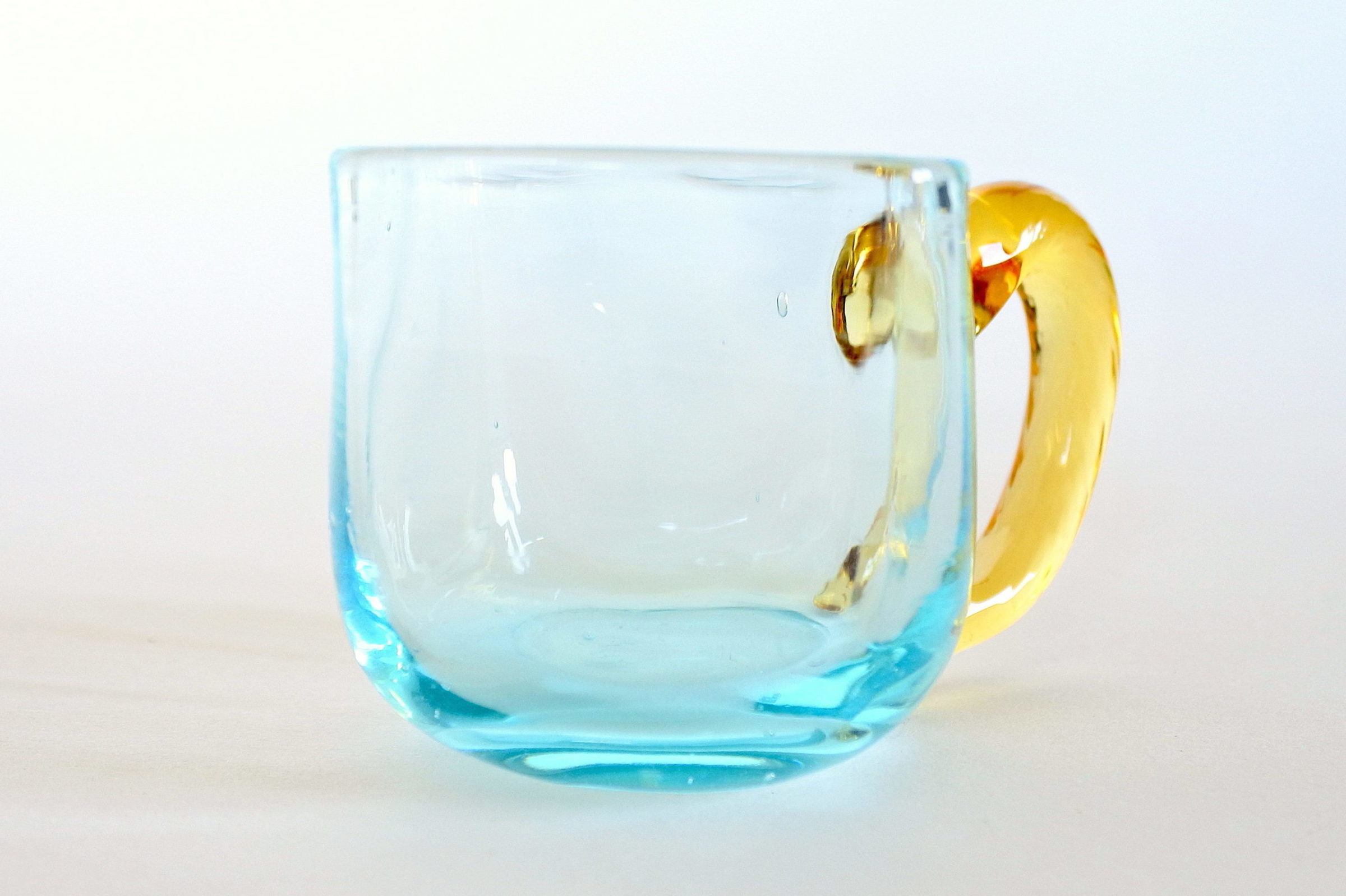 Bicchierino da liquore in vetro soffiato azzurro e manico giallo liscio