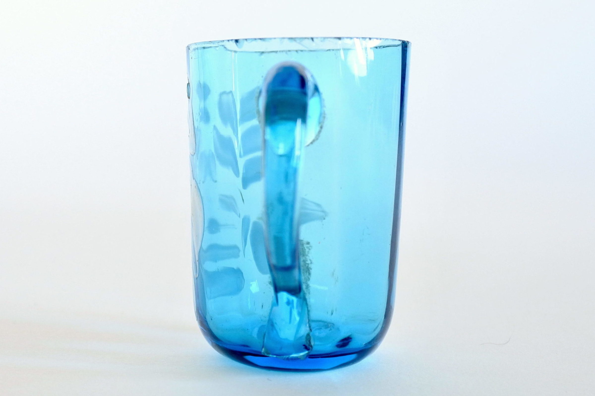 Bicchierino da liquore in vetro soffiato blu con manico e smalti bianchi - 2