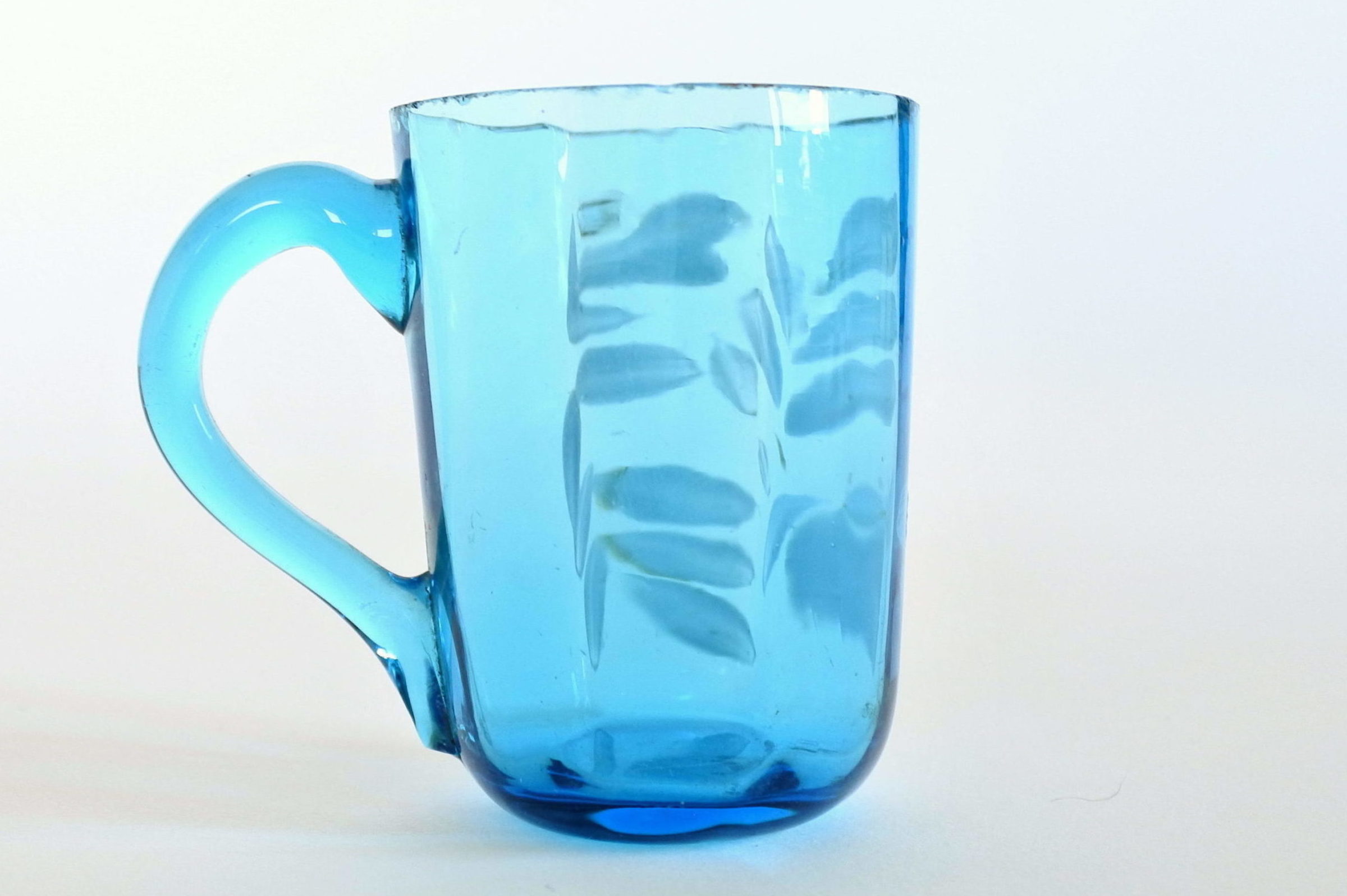 Bicchierino da liquore in vetro soffiato blu con manico e smalti bianchi - 3