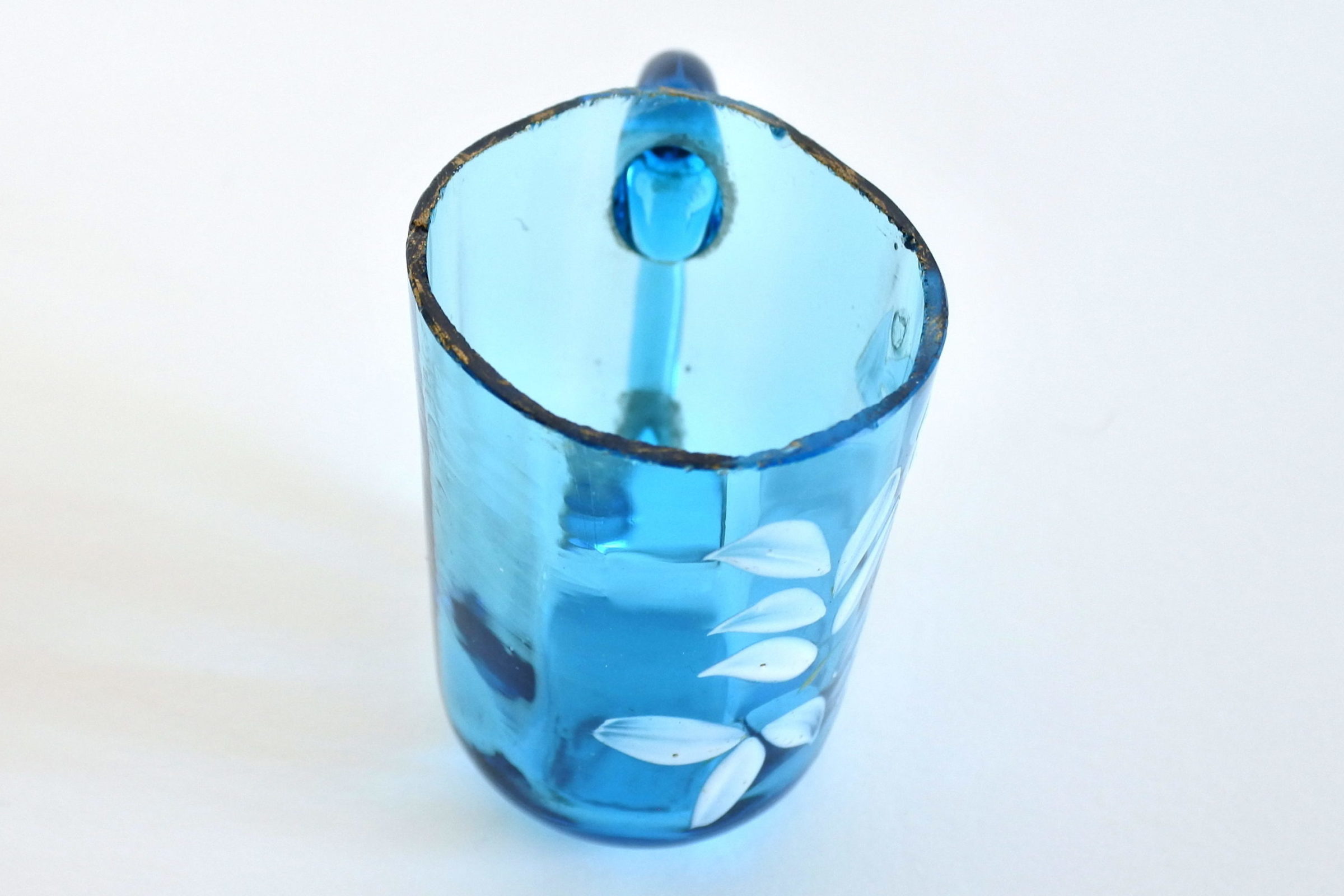 Bicchierino da liquore in vetro soffiato blu con manico e smalti bianchi - 4