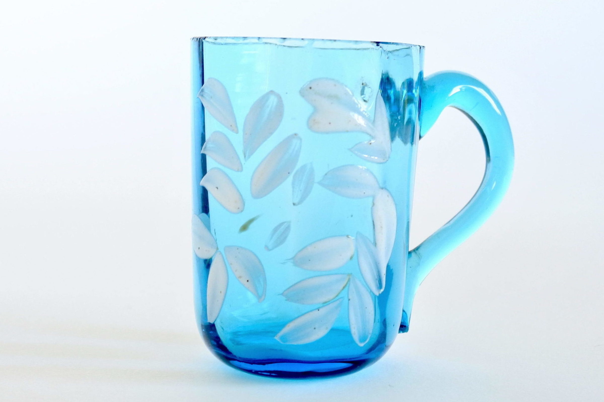 Bicchierino da liquore in vetro soffiato blu con manico e smalti bianchi