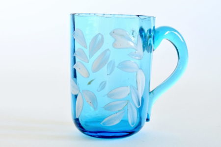 Bicchierino da liquore in vetro soffiato blu con manico e smalti bianchi