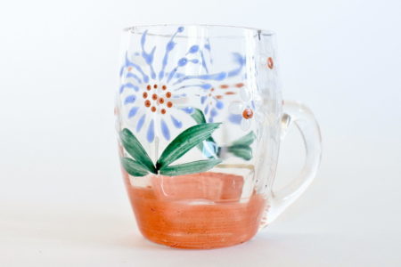 Bicchierino da liquore in vetro soffiato con manico e decoro floreale smaltato