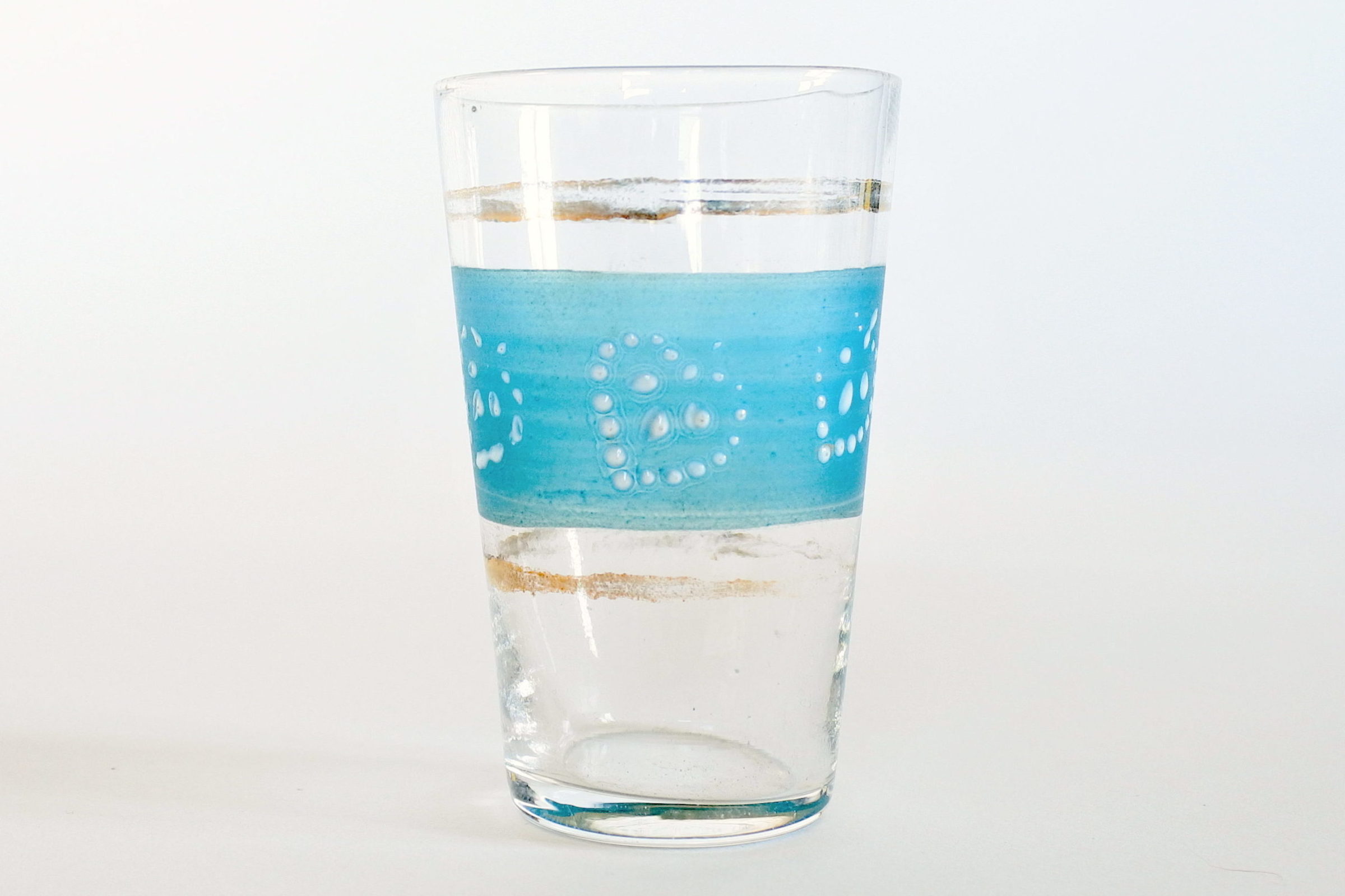Bicchierino da liquore in vetro soffiato trasparente con cuori smaltati