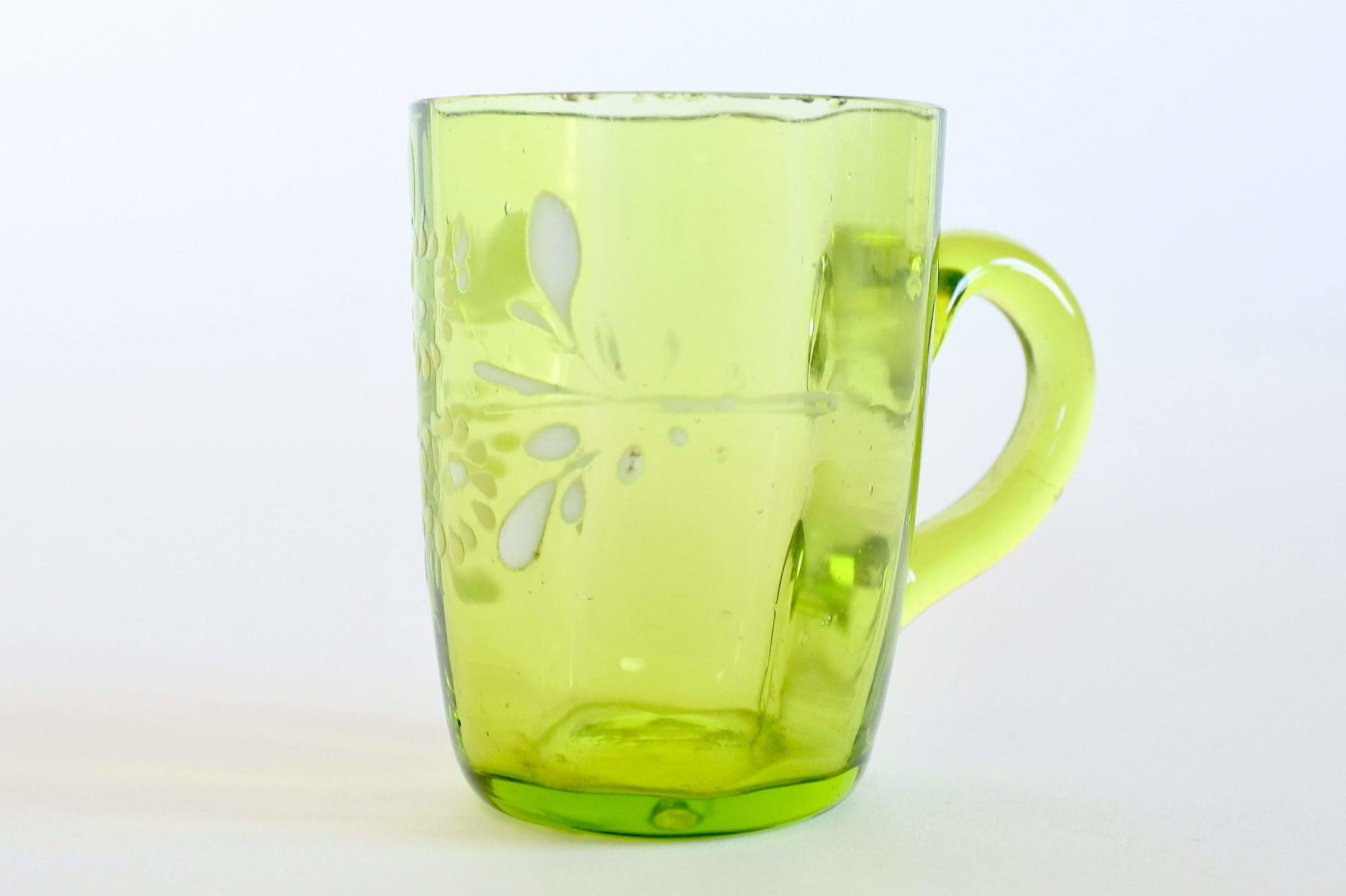 Bicchierino da liquore in vetro soffiato verde con manico