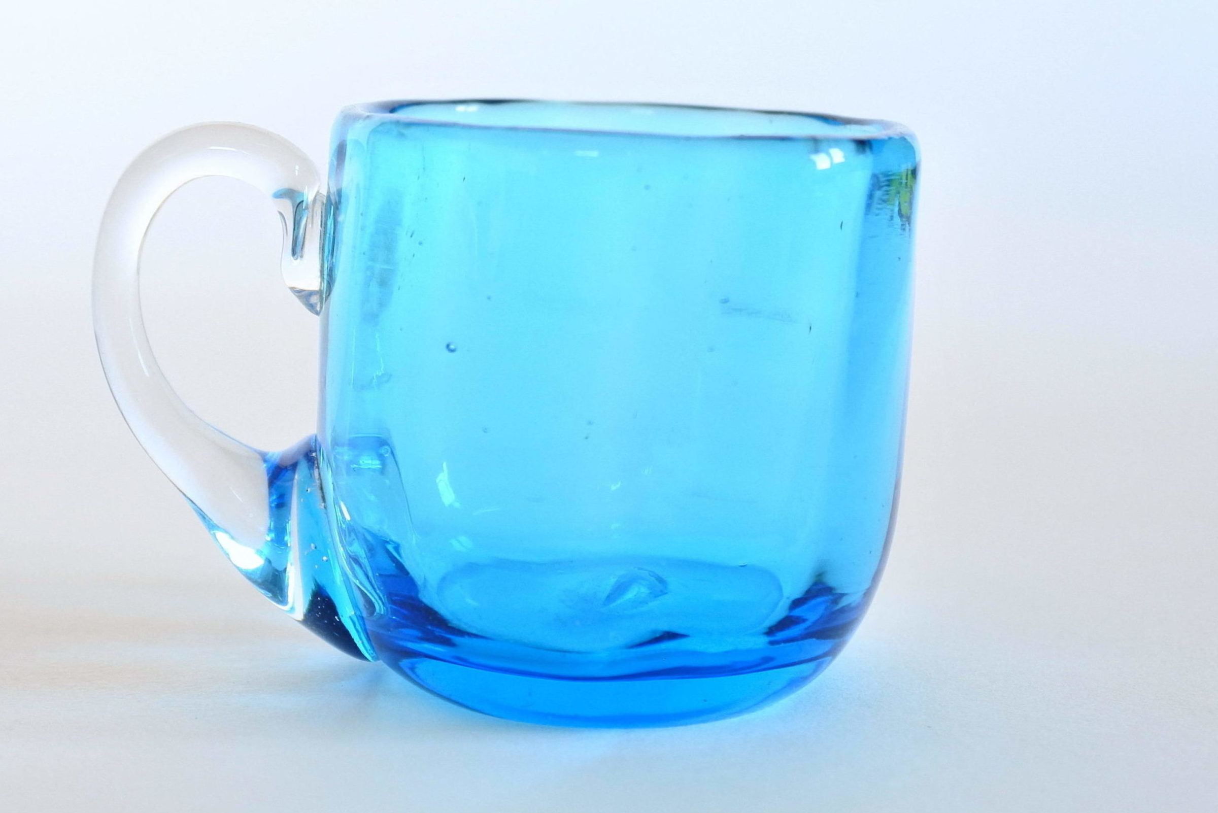 Bicchierino da liquore tondo in vetro soffiato blu e manico bianco - 3