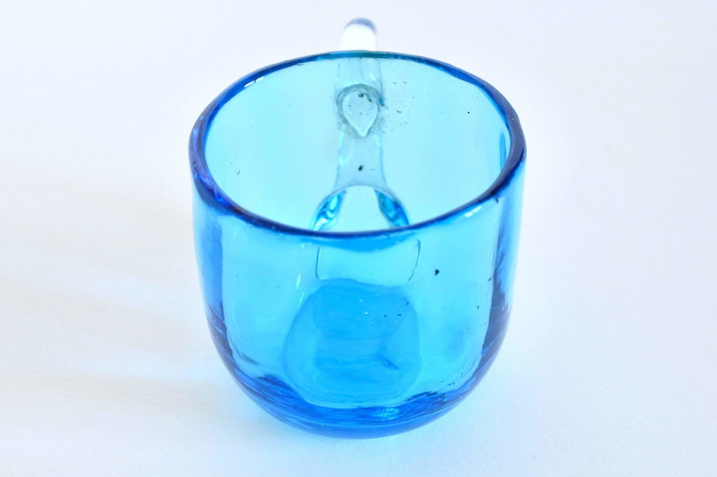 Bicchierino da liquore tondo in vetro soffiato blu e manico bianco - 4