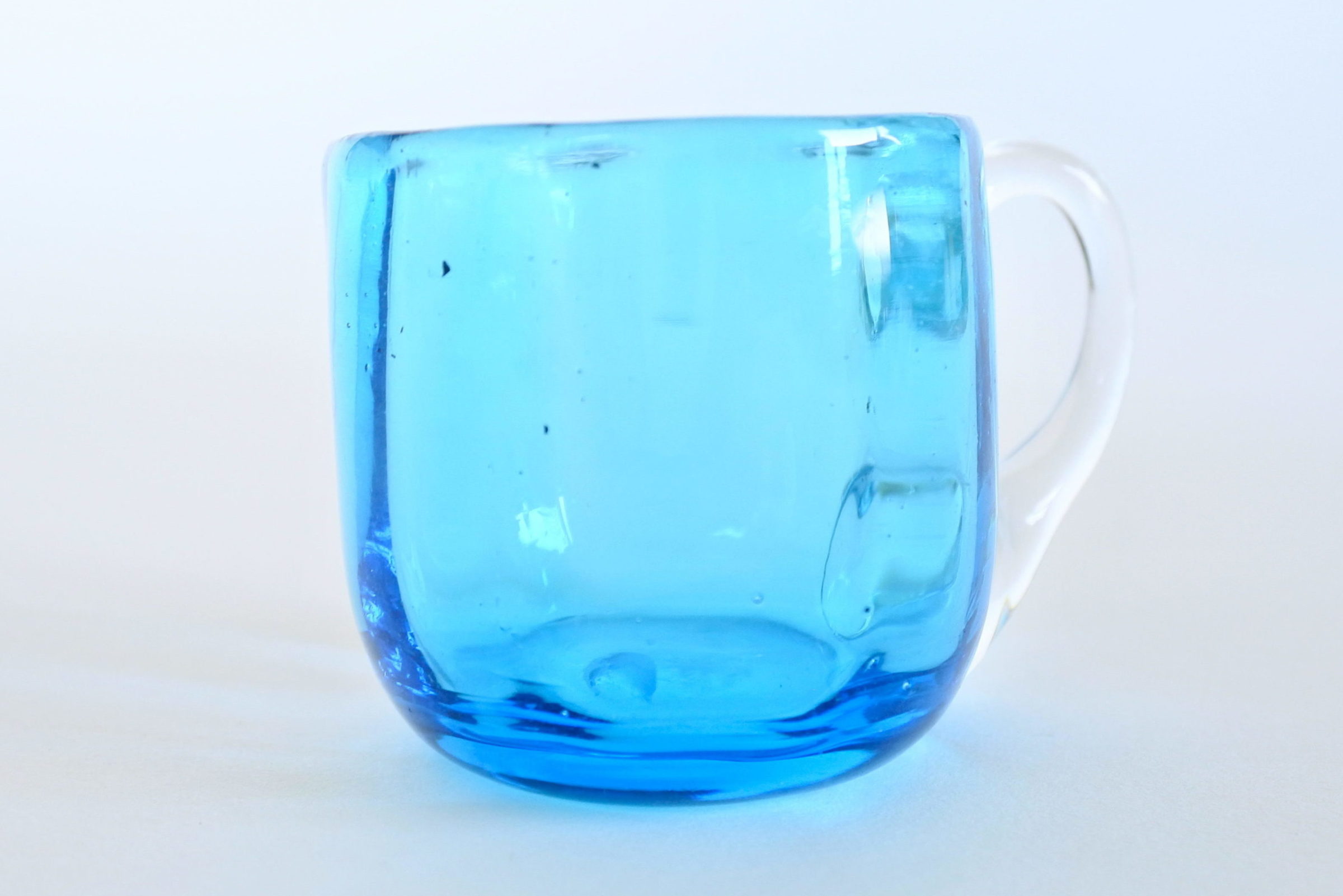 Bicchierino da liquore tondo in vetro soffiato blu e manico bianco