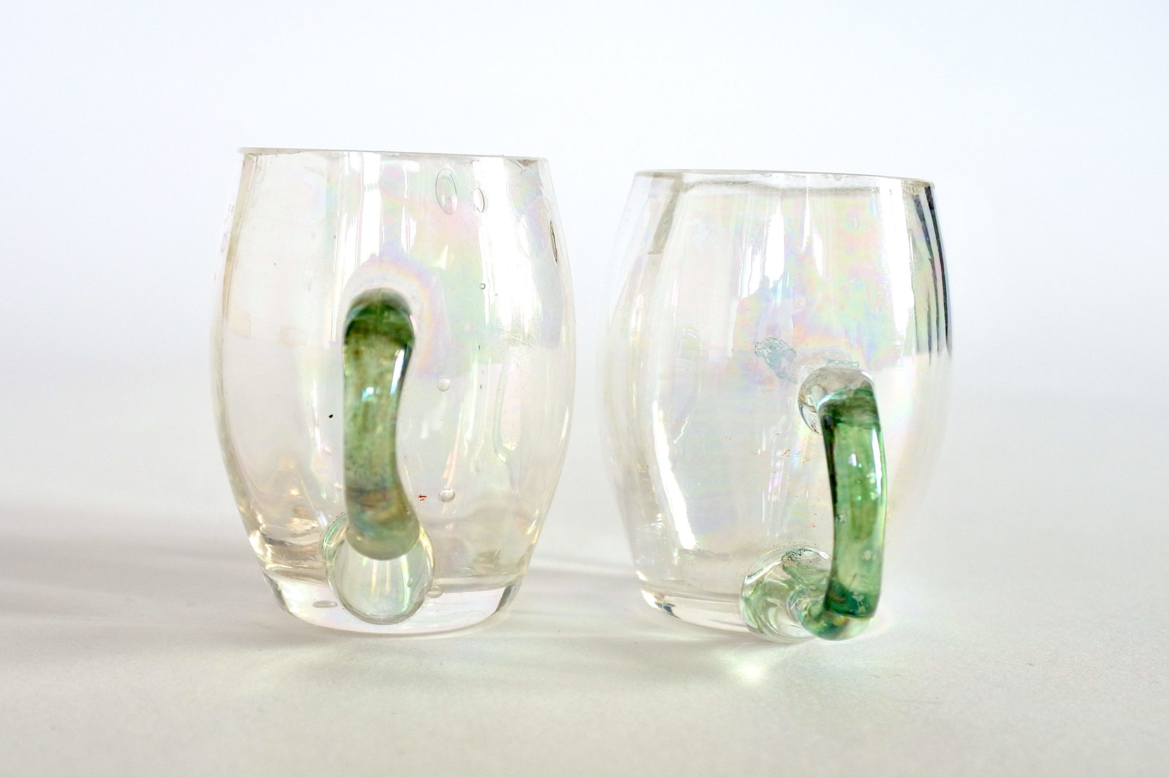 Coppia di bicchierini da liquore in vetro soffiato con manico verde - 2