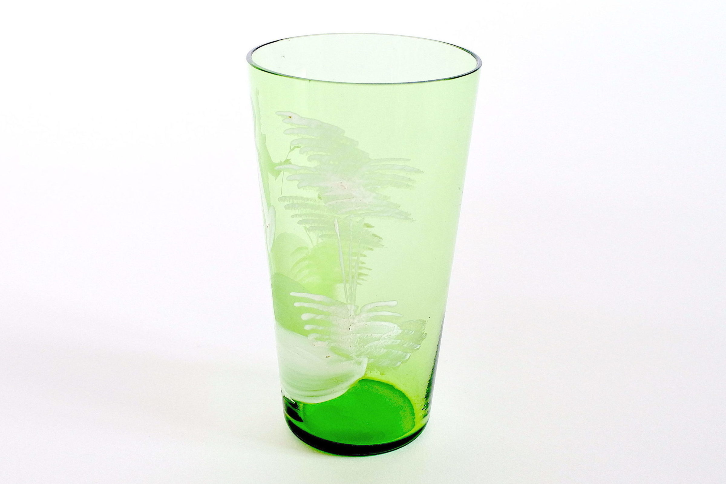 Bicchiere antico Mary Gregory in vetro soffiato verde e smalti bianchi - 2