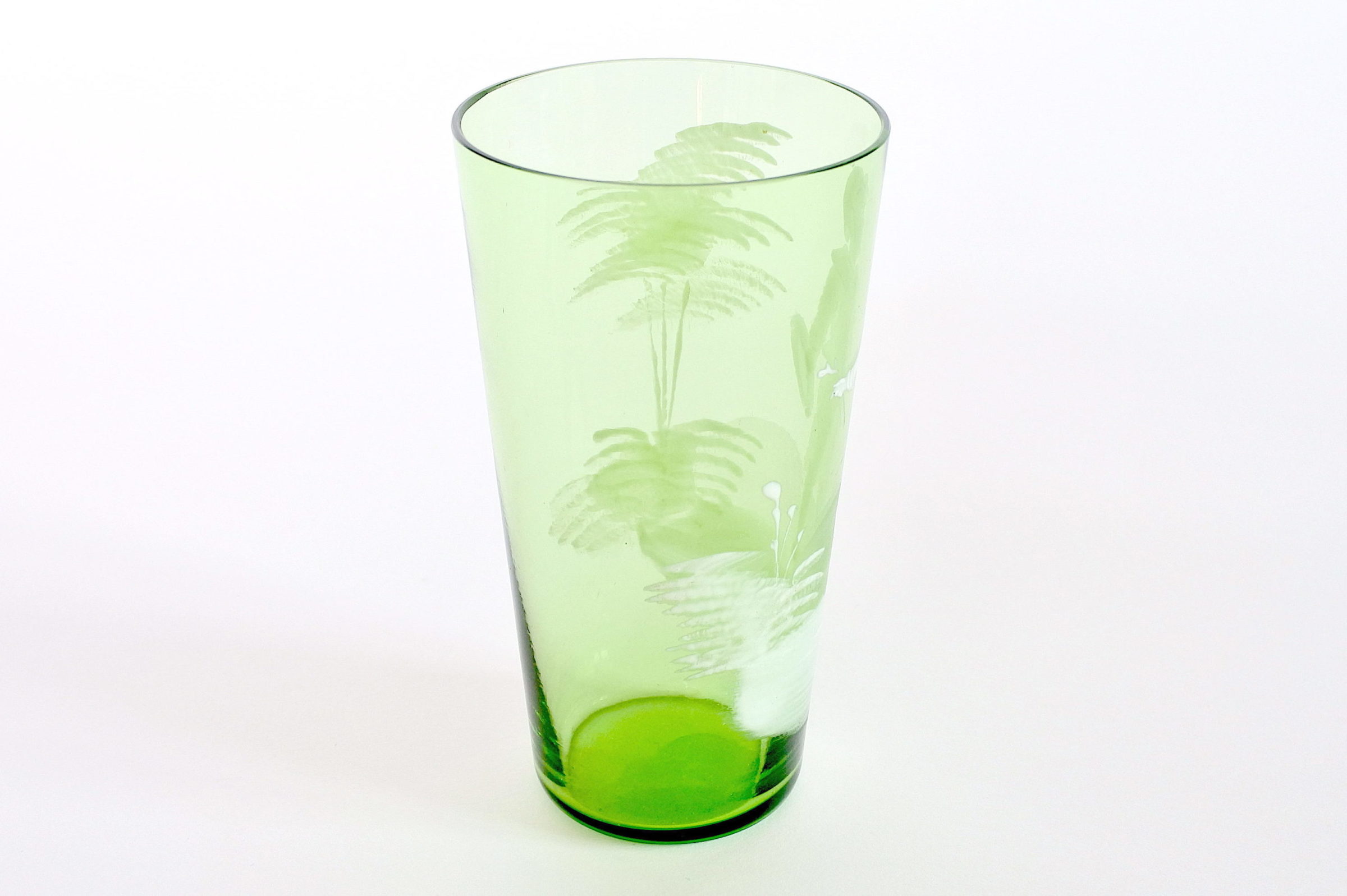 Bicchiere antico Mary Gregory in vetro soffiato verde e smalti bianchi - 4