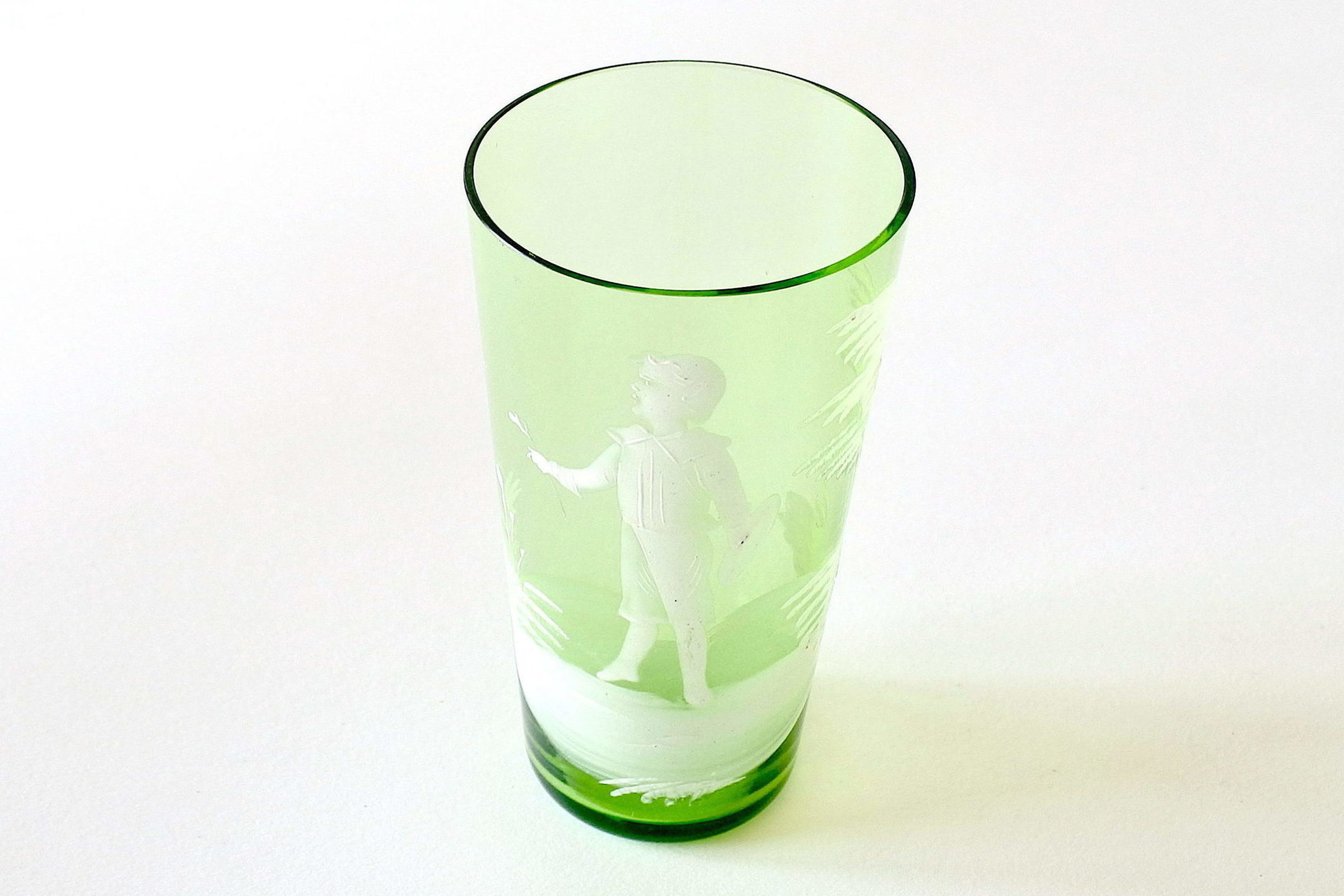 Bicchiere antico Mary Gregory in vetro soffiato verde e smalti bianchi - 5