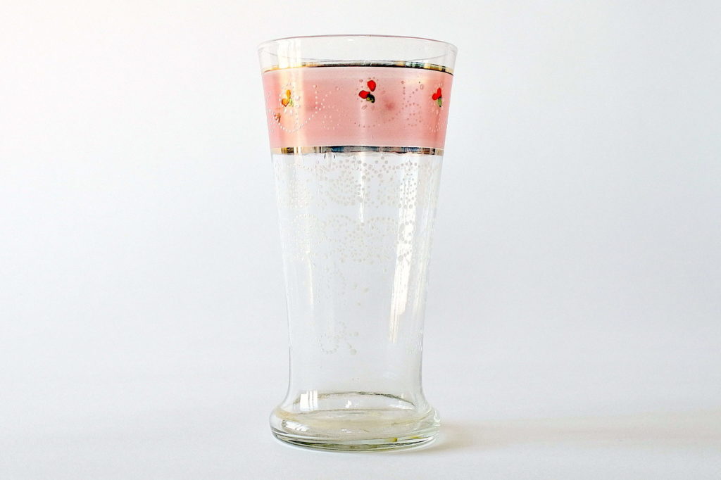 Bicchiere in vetro soffiato con fascia rosa e decorato a smalto