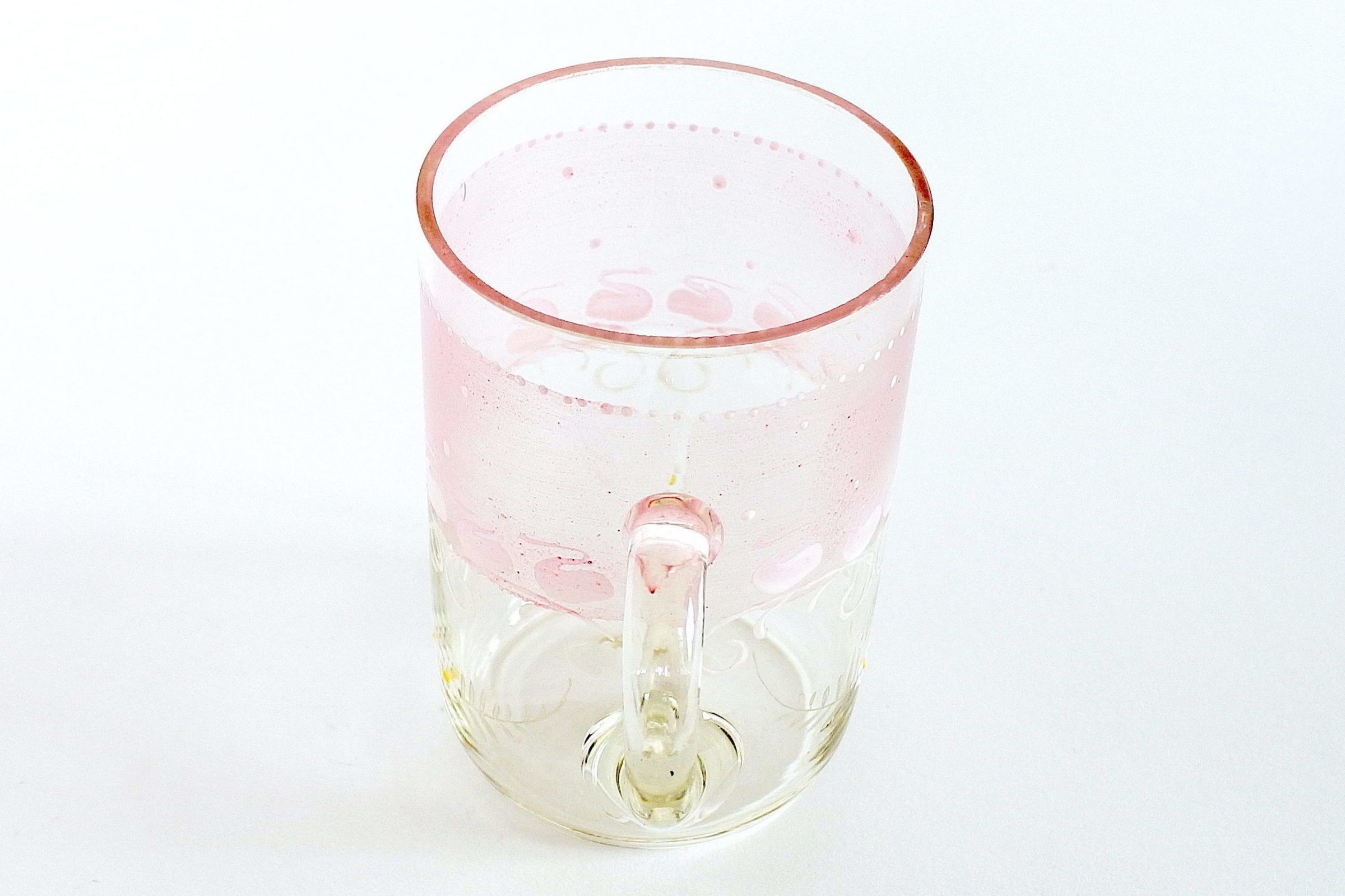 Bicchiere in vetro soffiato trasparente con manico e fascia rosa - 2
