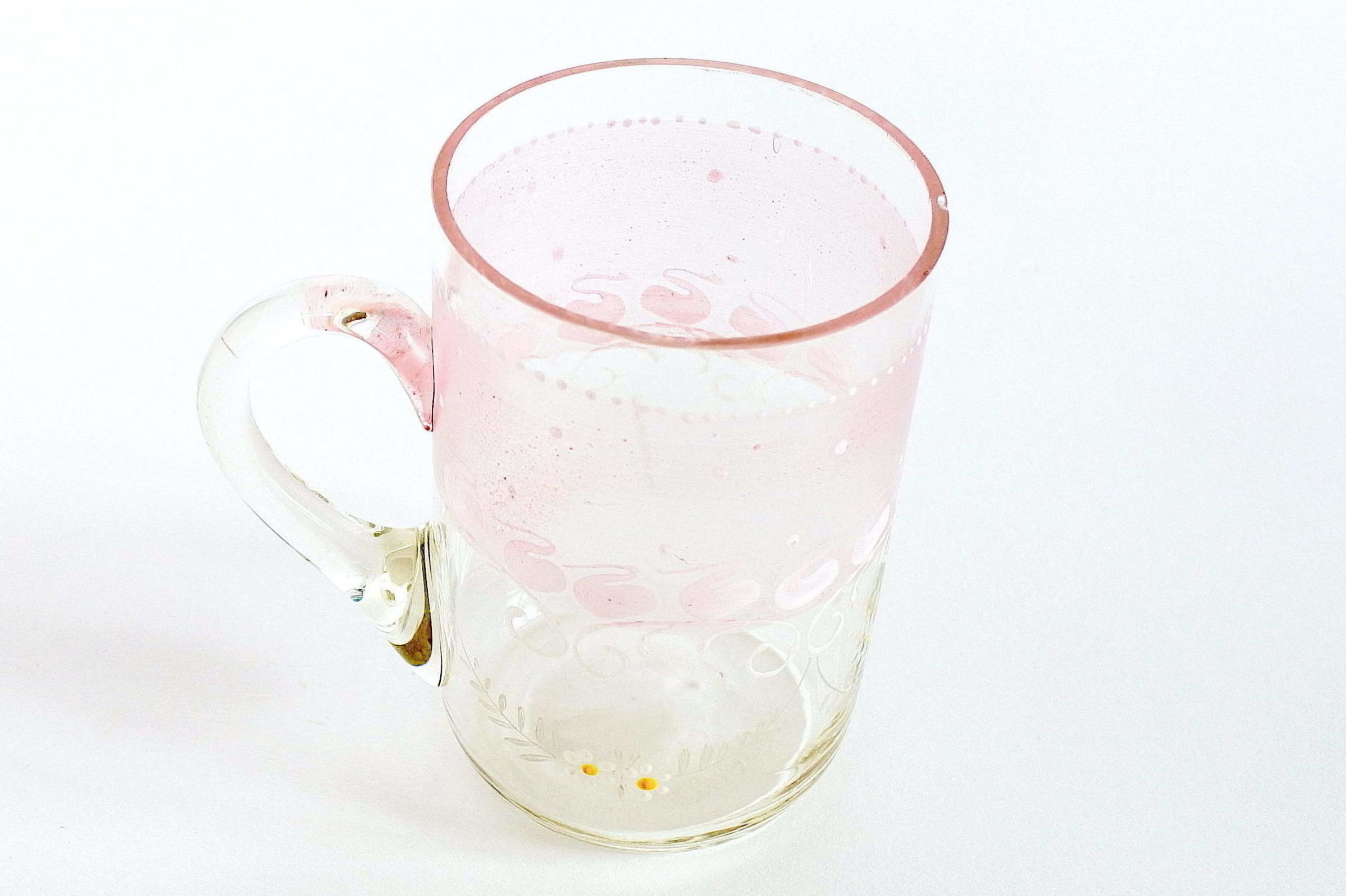 Bicchiere in vetro soffiato trasparente con manico e fascia rosa - 3