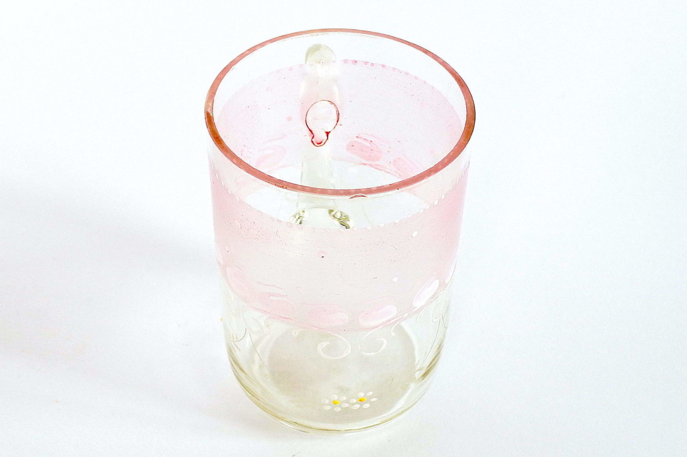 Bicchiere in vetro soffiato trasparente con manico e fascia rosa - 4