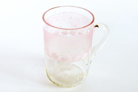 Bicchiere in vetro soffiato trasparente con manico e fascia rosa