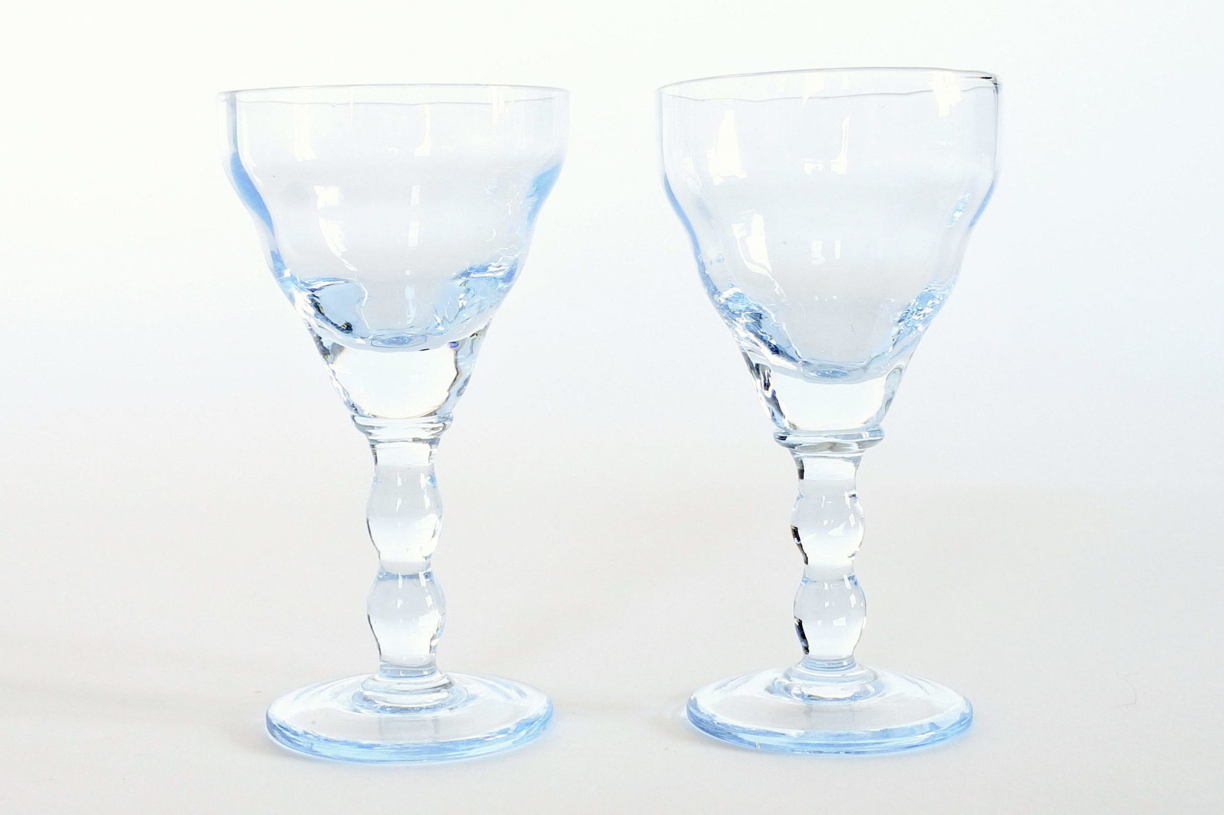 Coppia di bicchierini da liquore a calice in vetro soffiato azzurro
