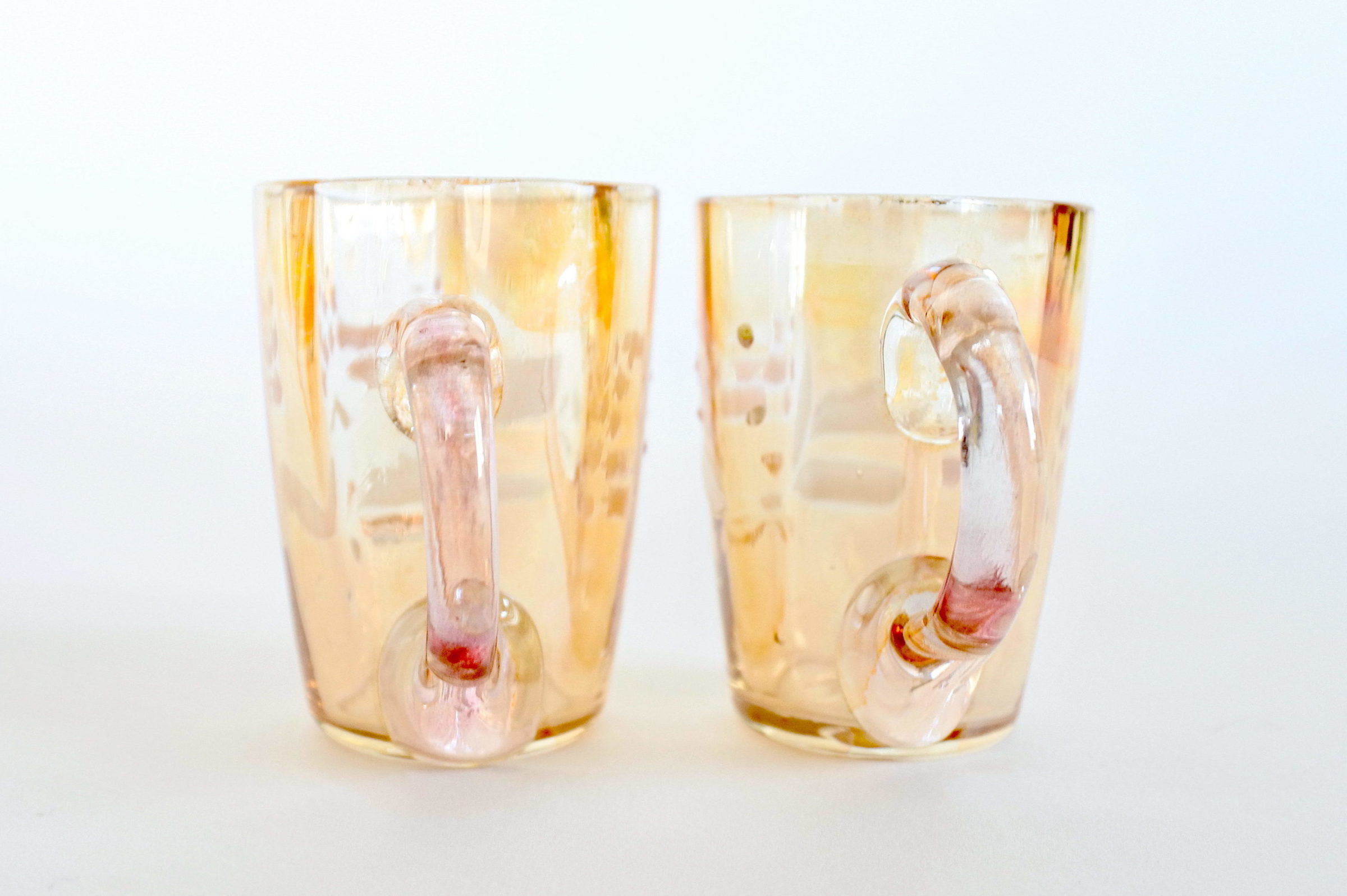 Coppia di bicchierini da liquore in vetro soffiato ambrato con manico - 2